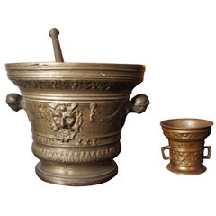 Enorme e in ottime condizioni Morter and Pestle antico in bronzo con. Scultura di satiro
