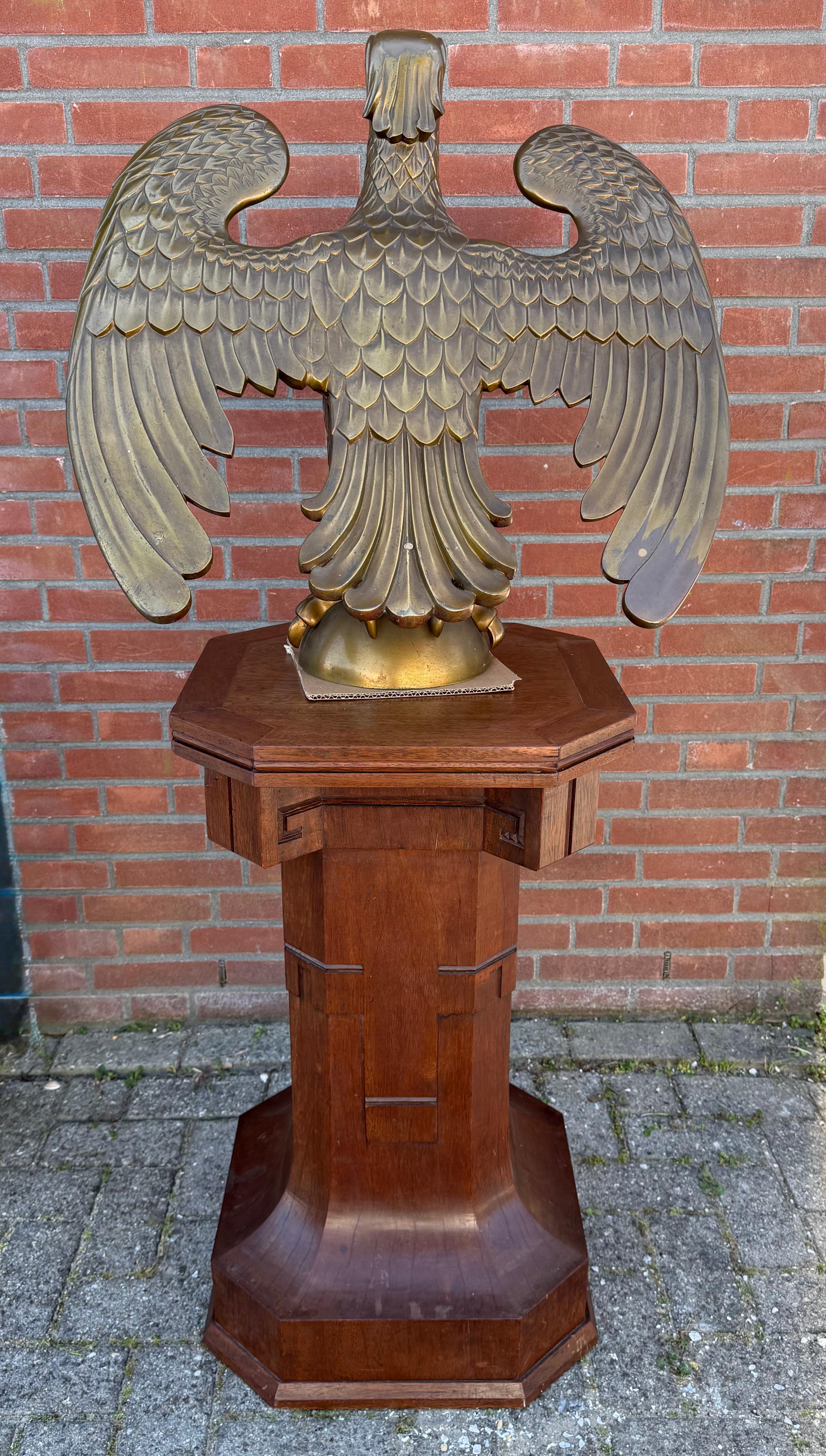 Monumentales Adlerpult aus Bronze - Symbol des heiligen Johannes des Evangelisten - Reliquie der Church's, ca. 1900

Für den wahren Kenner kirchlicher Antiquitäten und bedeutungsvollen Designs bietet diese bemerkenswerte Adlerskulptur aus Bronze