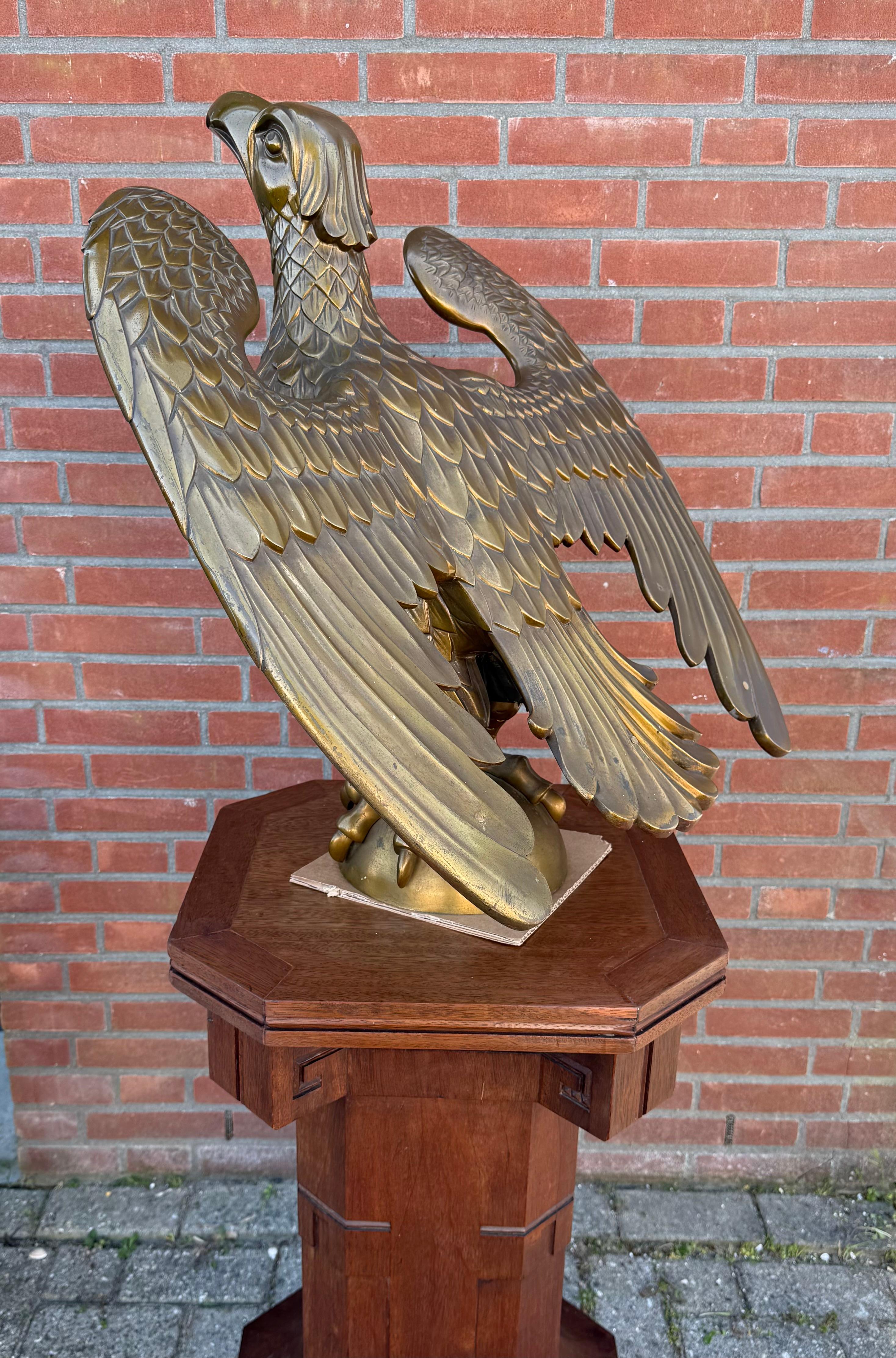 Enorme antike Bronze Eagle Skulptur Church Bible Stand oder Saint John Lectern (Vergoldet) im Angebot