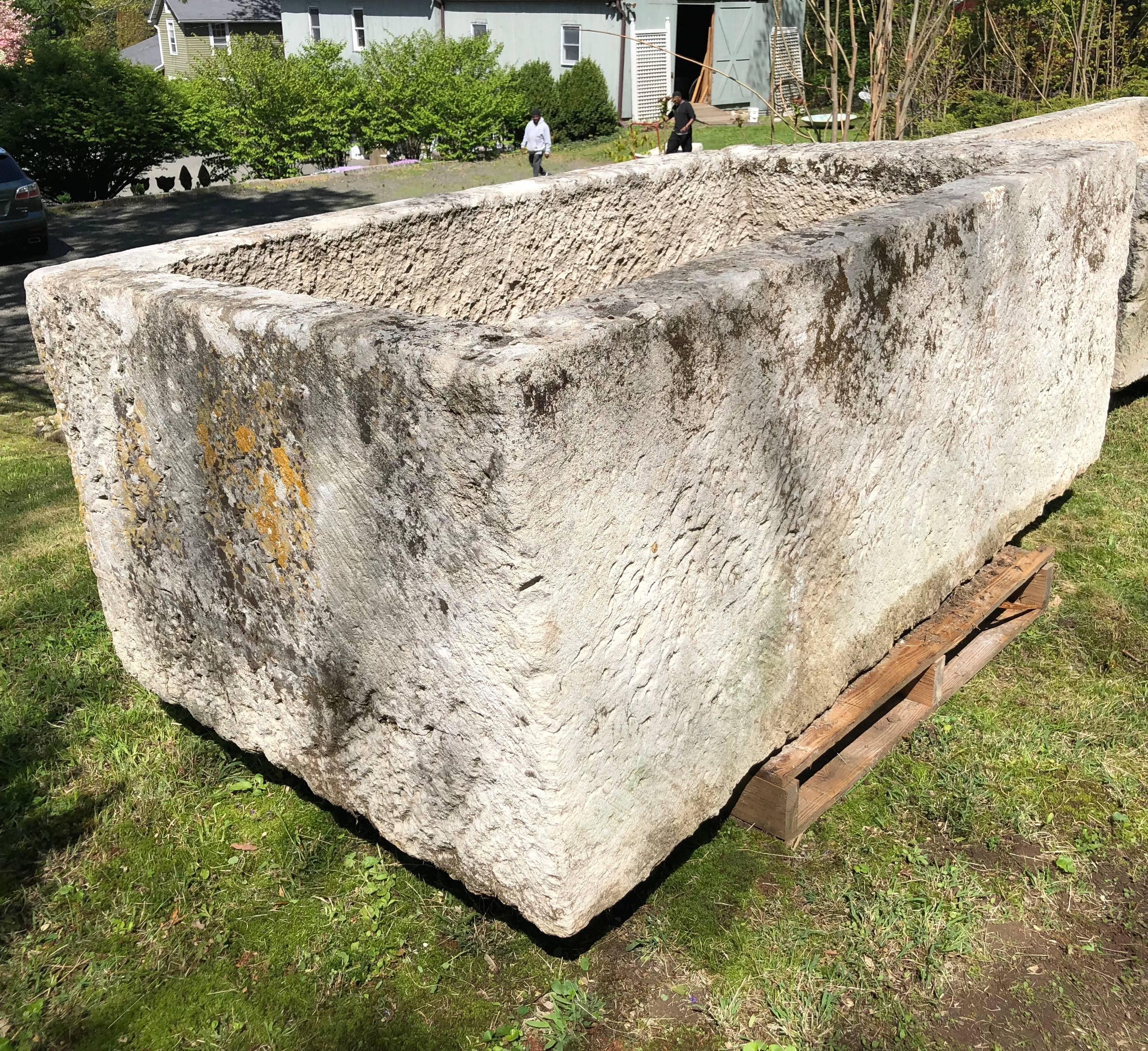 Rustique Énorme auge de calcaire française ancienne sculptée à la main