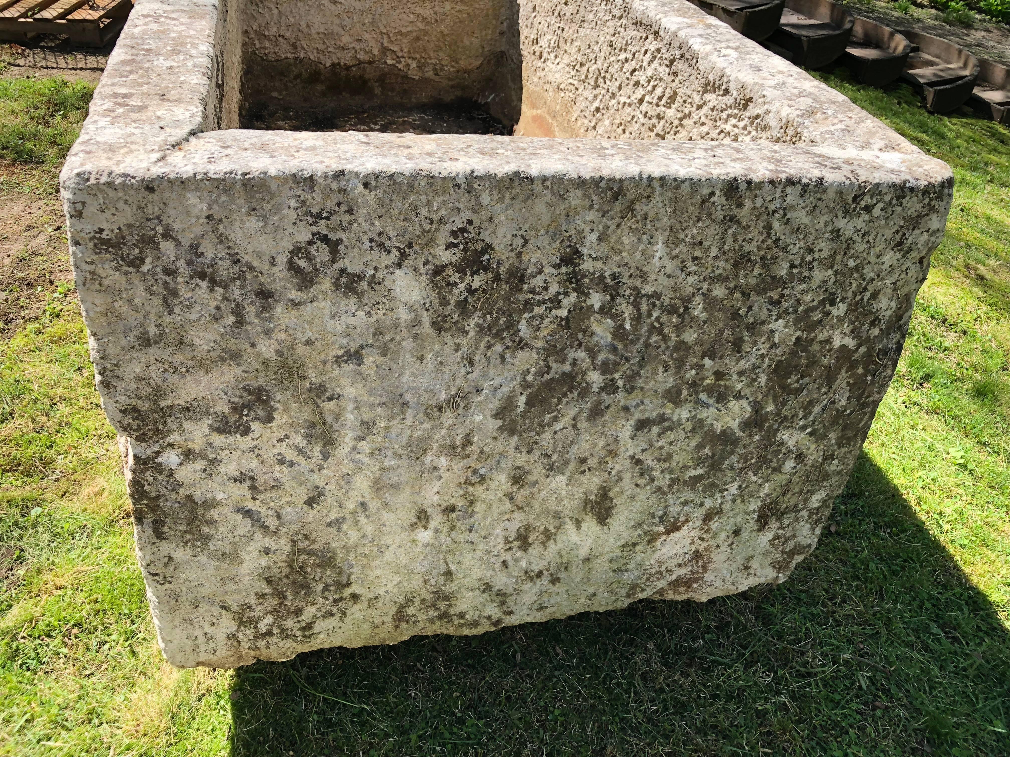 XIXe siècle Énorme auge de calcaire française ancienne sculptée à la main