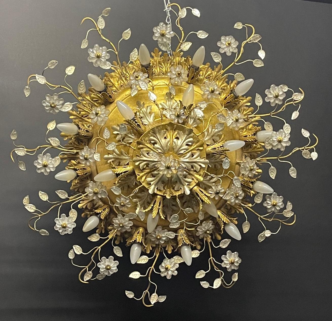 Énorme luminaire à dix-huit lumières en verre fleuri et dorure à l'or fin, attribué à la Maison Baguès, France, vers les années 1950.
Douille : 18 x e14 pour ampoules à vis standard.
Diamètre : 39.37 pouces.