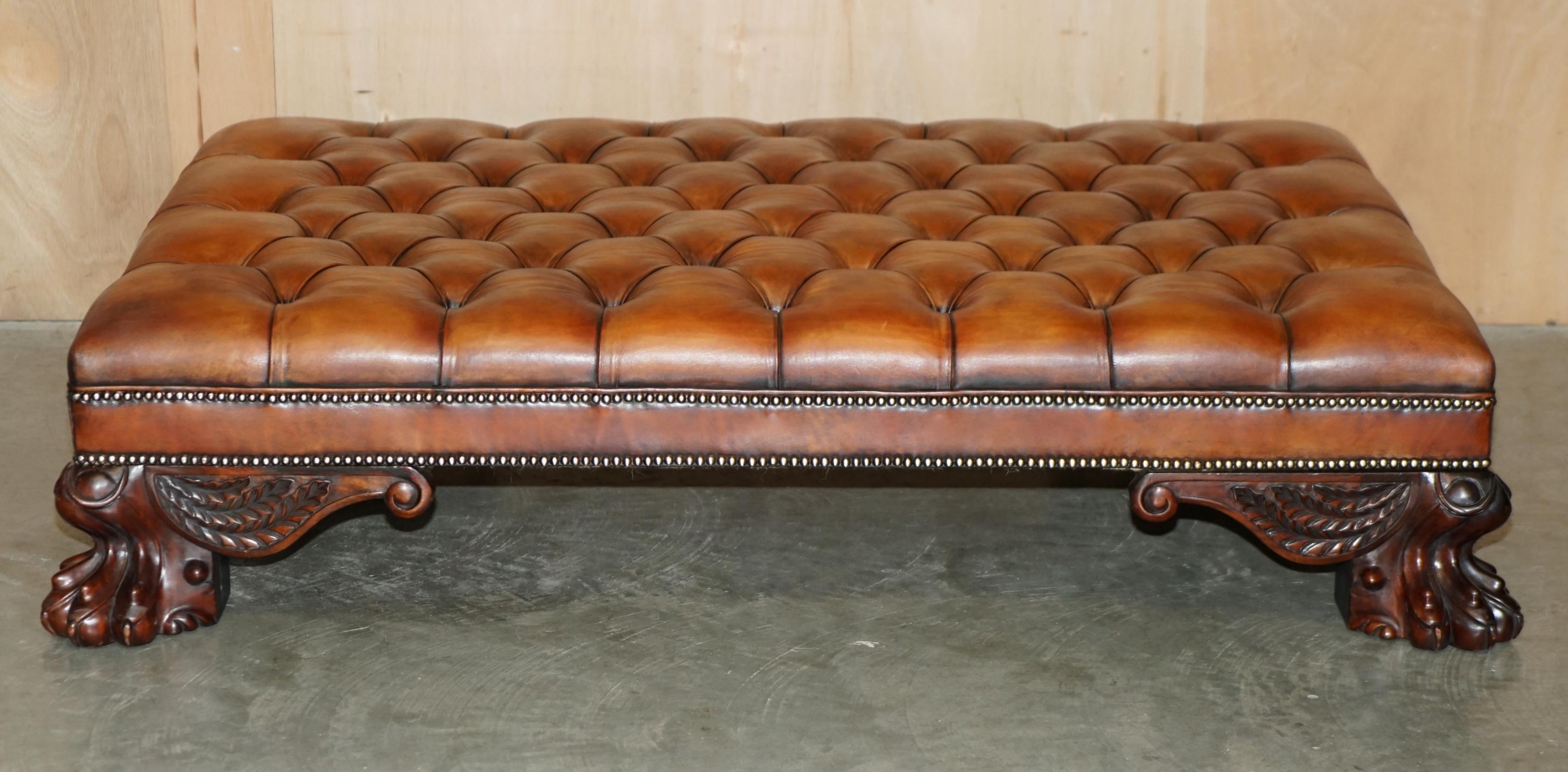 Royal House Antiques

Royal House Antiques freut sich, diesen sehr seltenen originalen, extra großen, vollständig restaurierten, zigarrenbraunen Chesterfield-Lederschemel mit stark geschnitzten Füßen zum Verkauf anzubieten

Bitte beachten Sie die
