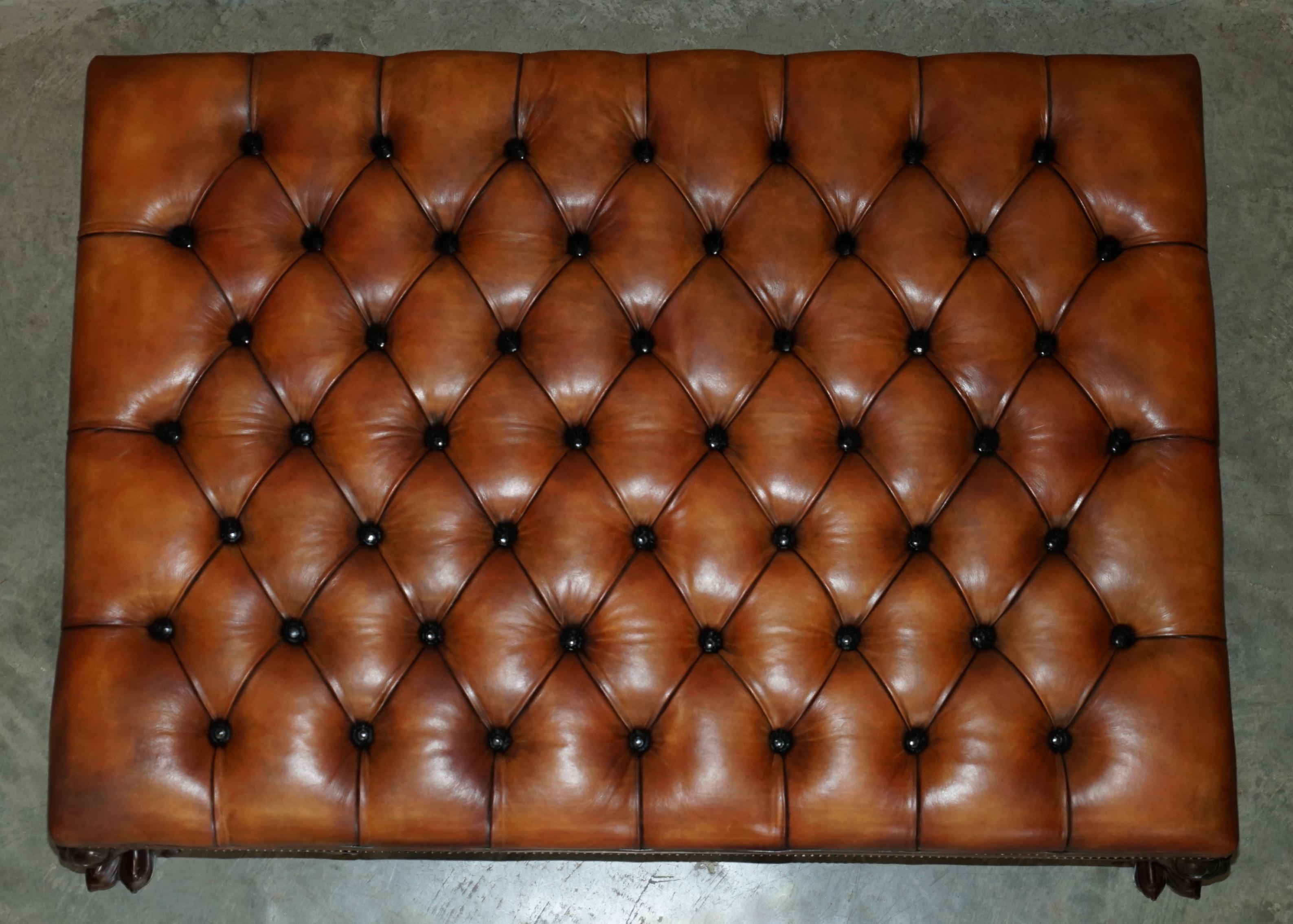 ENORMOUS FullY RESTORED BROWN LEATHER CHESTERFiELD TUFTED HEARTH FOOTSTOOL (20. Jahrhundert) im Angebot