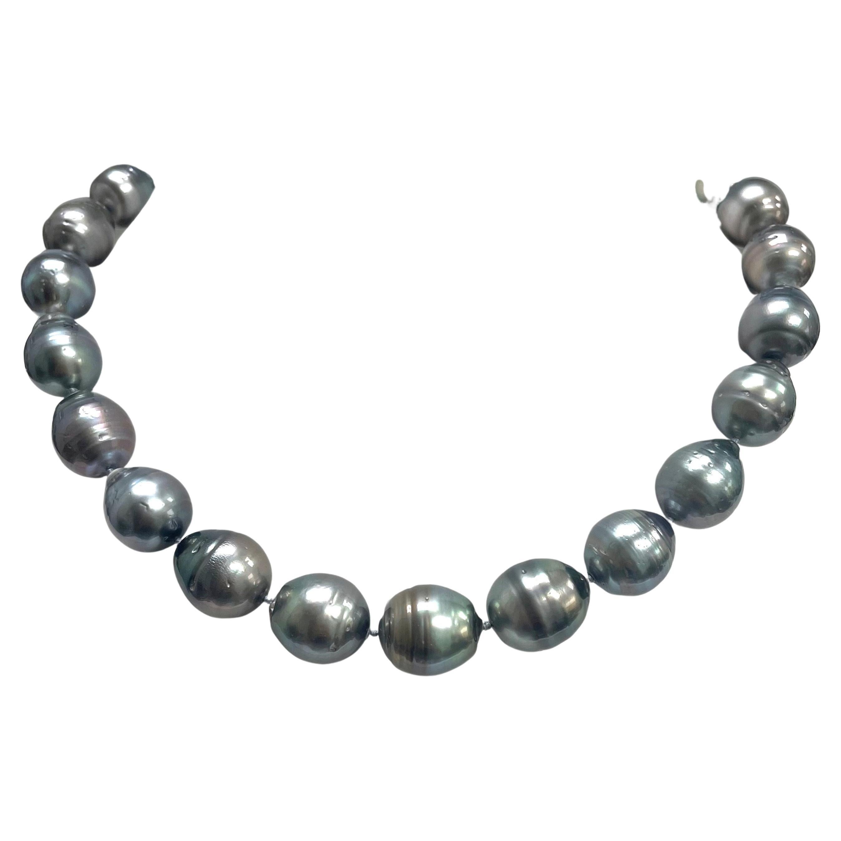 Taille ovale Énorme collier de perles grises de Tahiti en vente