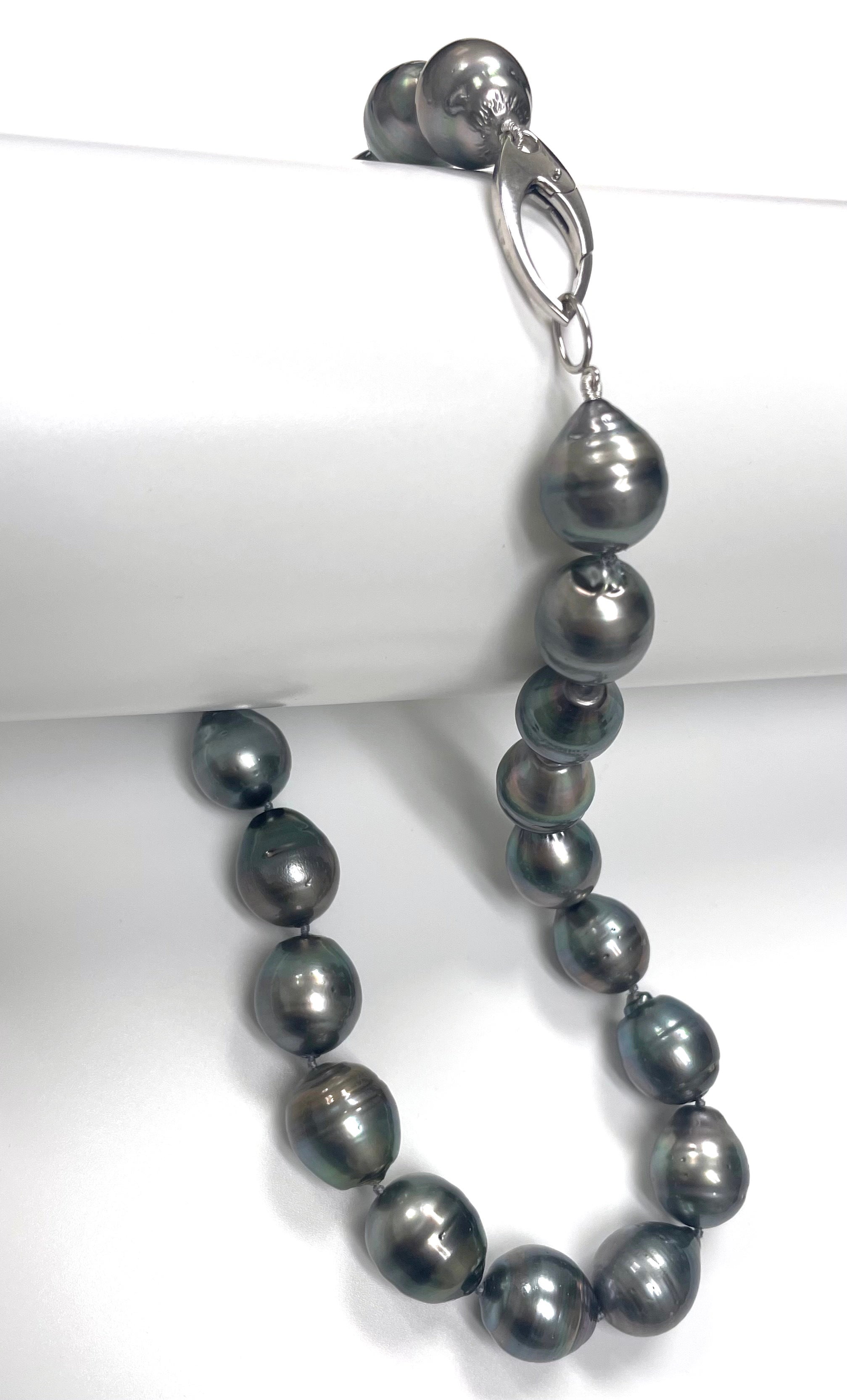 Énorme collier de perles grises de Tahiti en vente 2