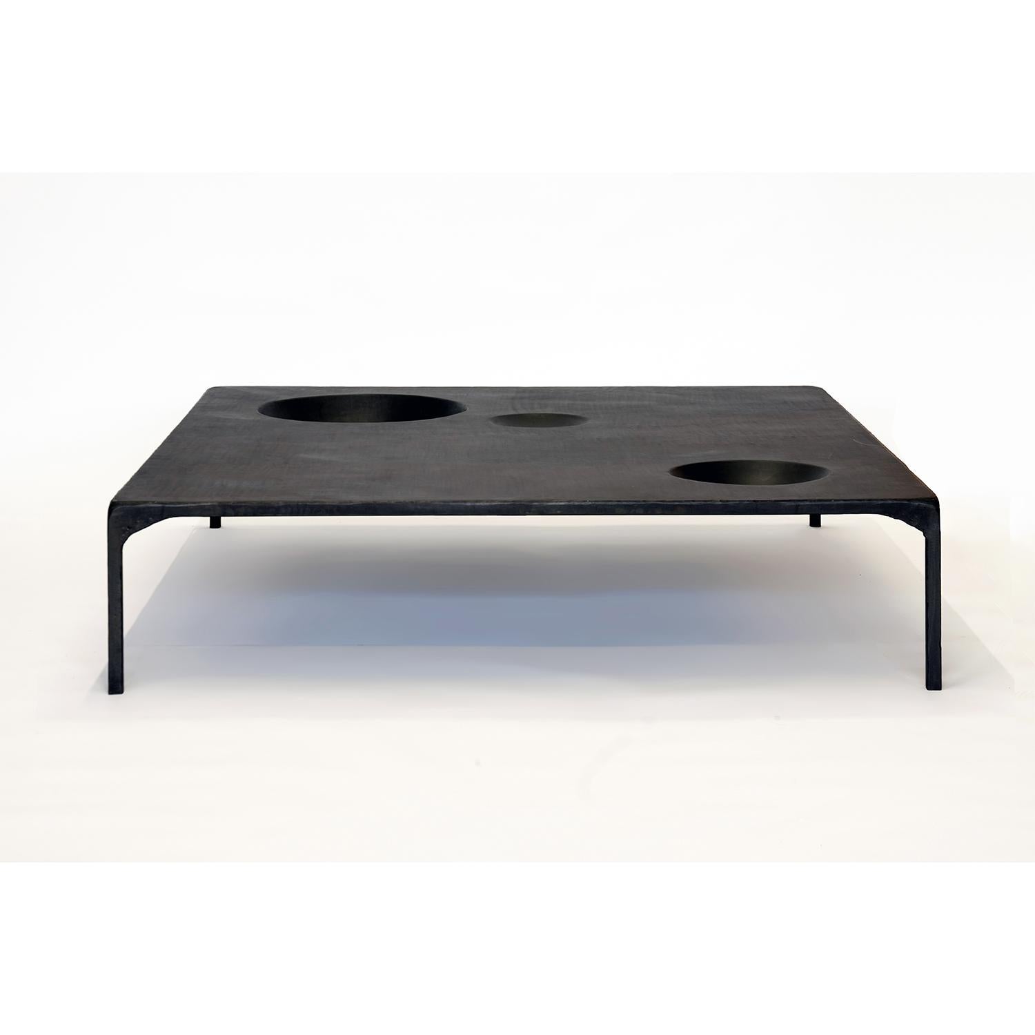 MESA NO. 11 - MESA DE CENTRO
J.M. Szymanski
d. 2018
 
Hecha totalmente a mano con acero ennegrecido y encerado, esta mesa presenta vacíos geométricos dentro de la propia mesa. También disponible con insertos de cerámica aptos para alimentos. Cada