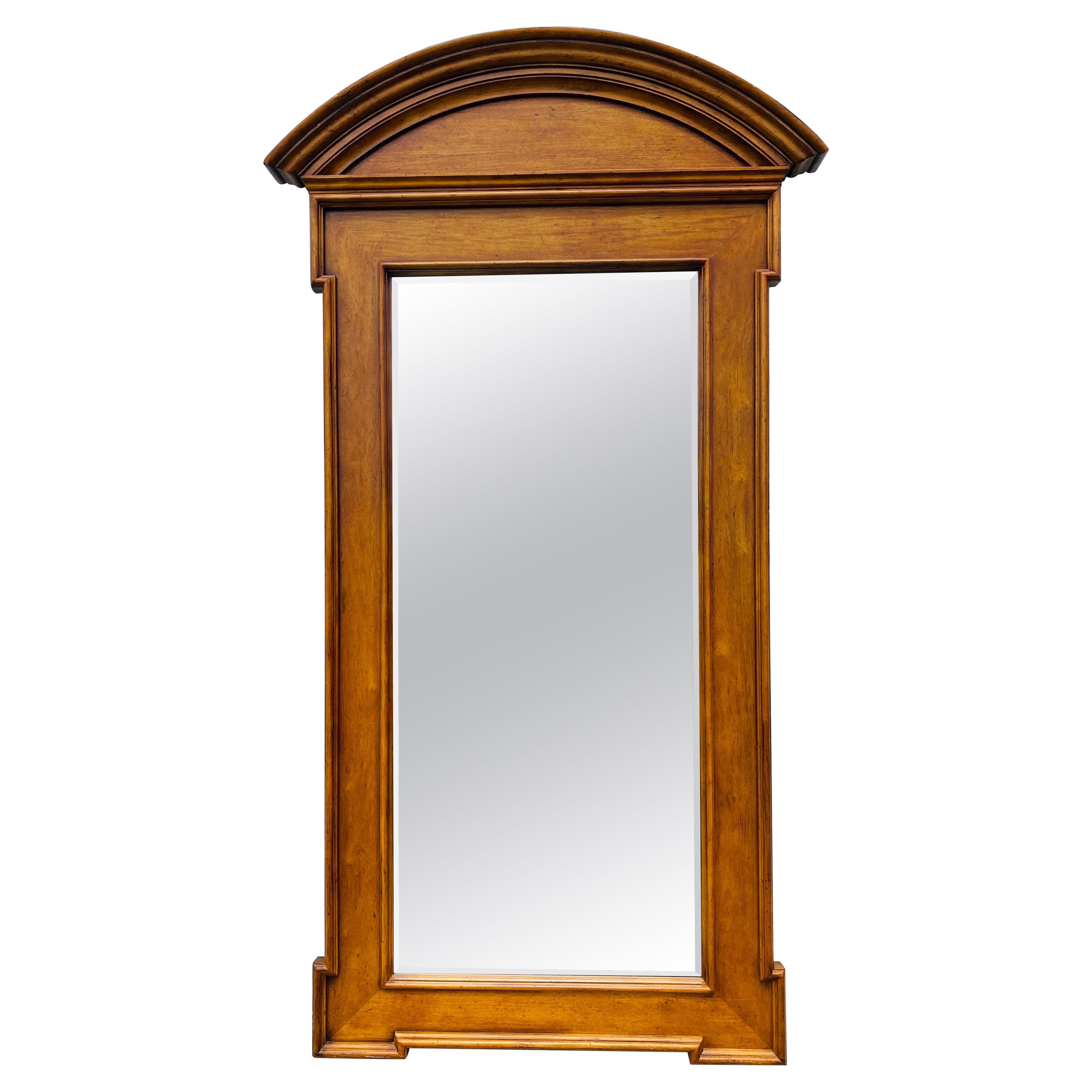 Enorme espejo de muelle de nogal de inspiración neoclásica de Bernhardt en venta