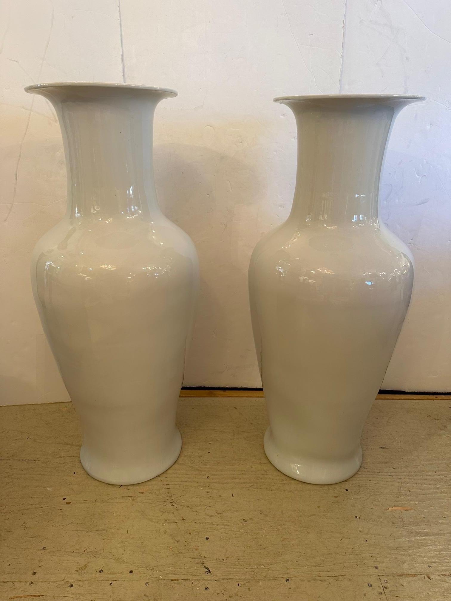 Impressionnante paire de vases ou d'urnes en porcelaine asiatique blanc de chine.  Ouverture supérieure de 8