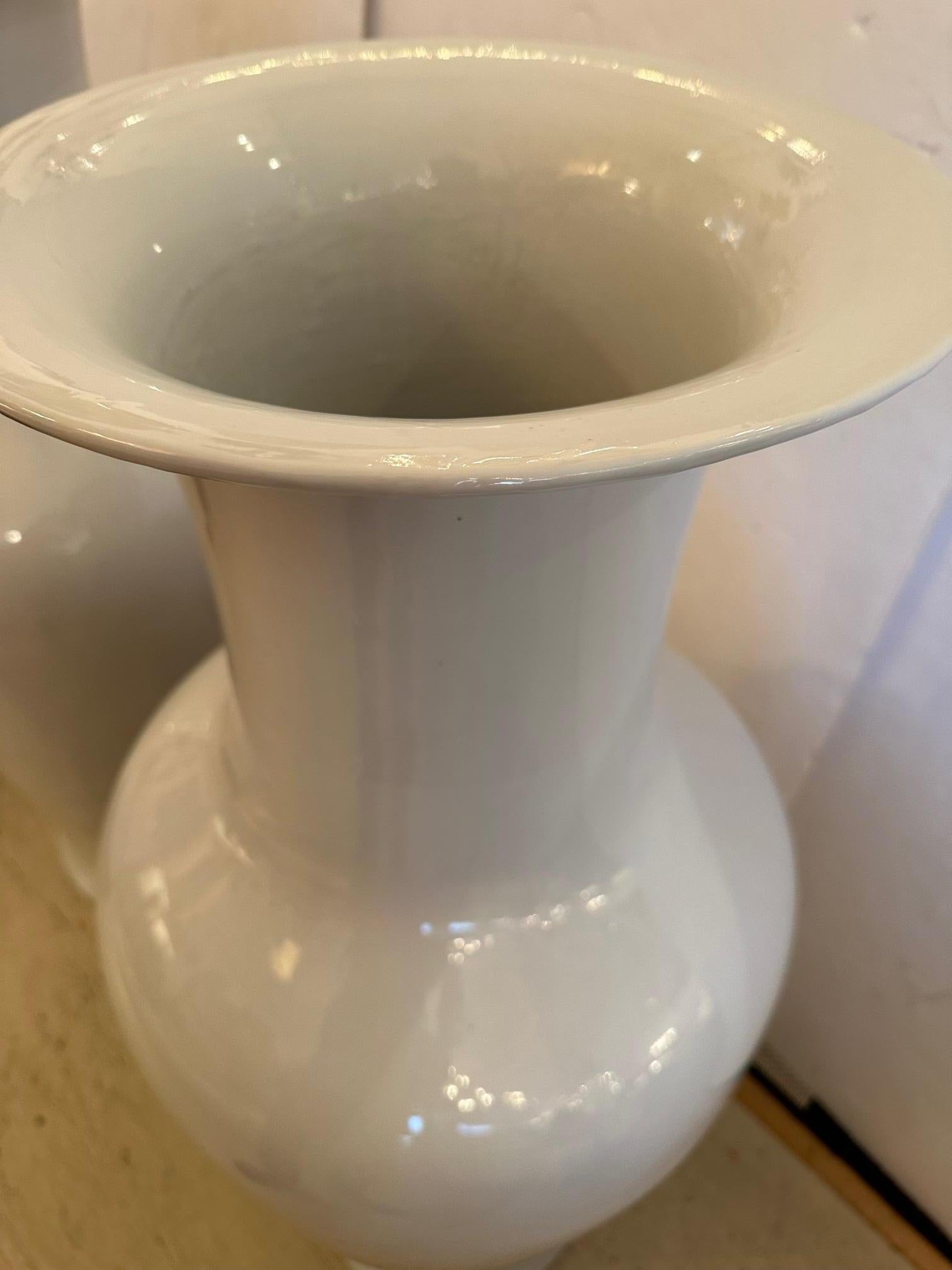 Porcelaine Énorme paire de vases de sol asiatiques Blanc de Chine en vente