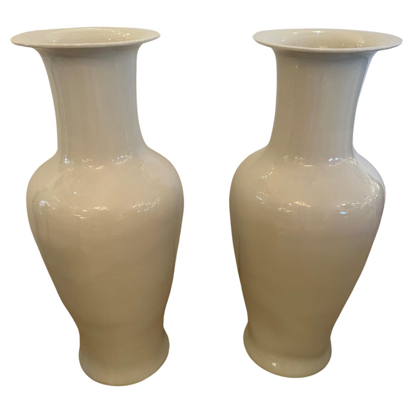 Énorme paire de vases de sol asiatiques Blanc de Chine en vente