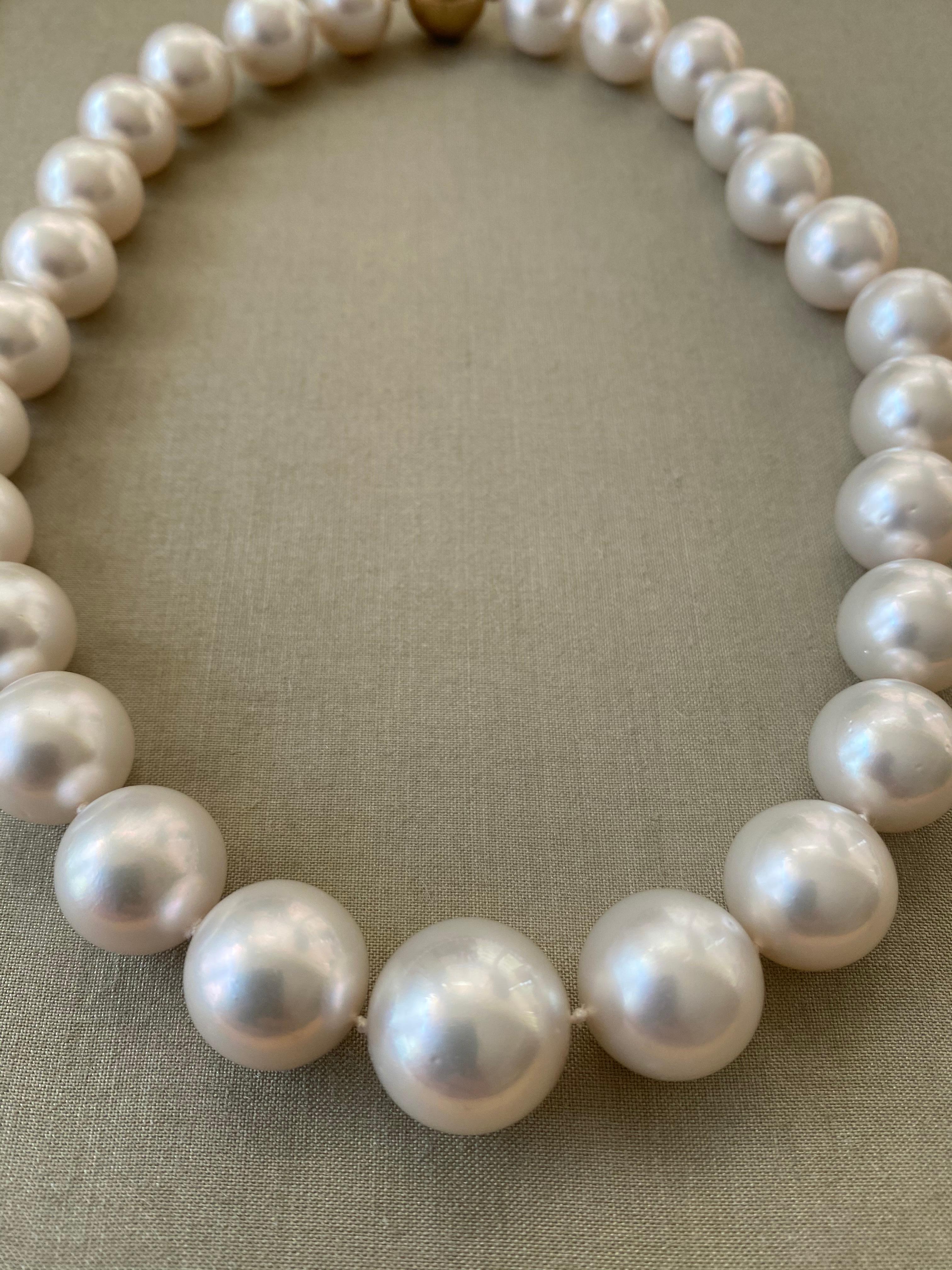 Enormes  Südseeperlenkette 18mm x 15 mm mit 18k Magnetverschluss
Siebenundzwanzig Südseeperlen sehr leicht angeschliffen mit tollem Glanz
18 1/4 Zoll in der Länge