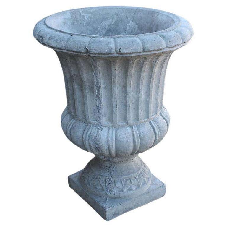 Außergewöhnliche hohe rustikale französische neoklassizistische Gartenpflanzgefäße aus Beton, 2er-Set im Angebot 1