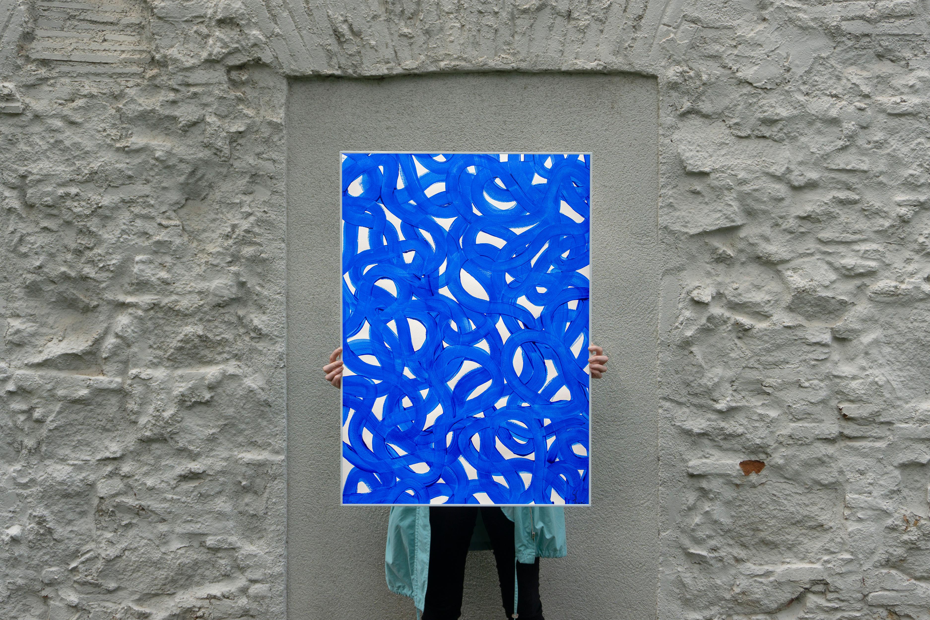 Gestures de galets de poissons aux formes superposées, bleu et blanc, Méditerranéen - Abstrait Painting par Enric Servera