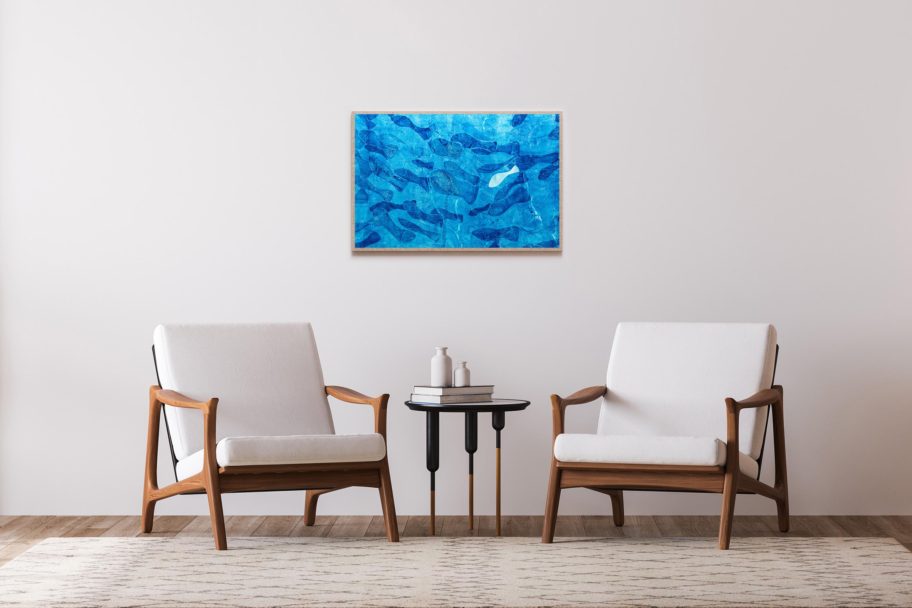 Blaue Töne, Abstraktes figuratives Gemälde von  Fischmuster, Meereslandschaft auf Papier  – Painting von Enric Servera