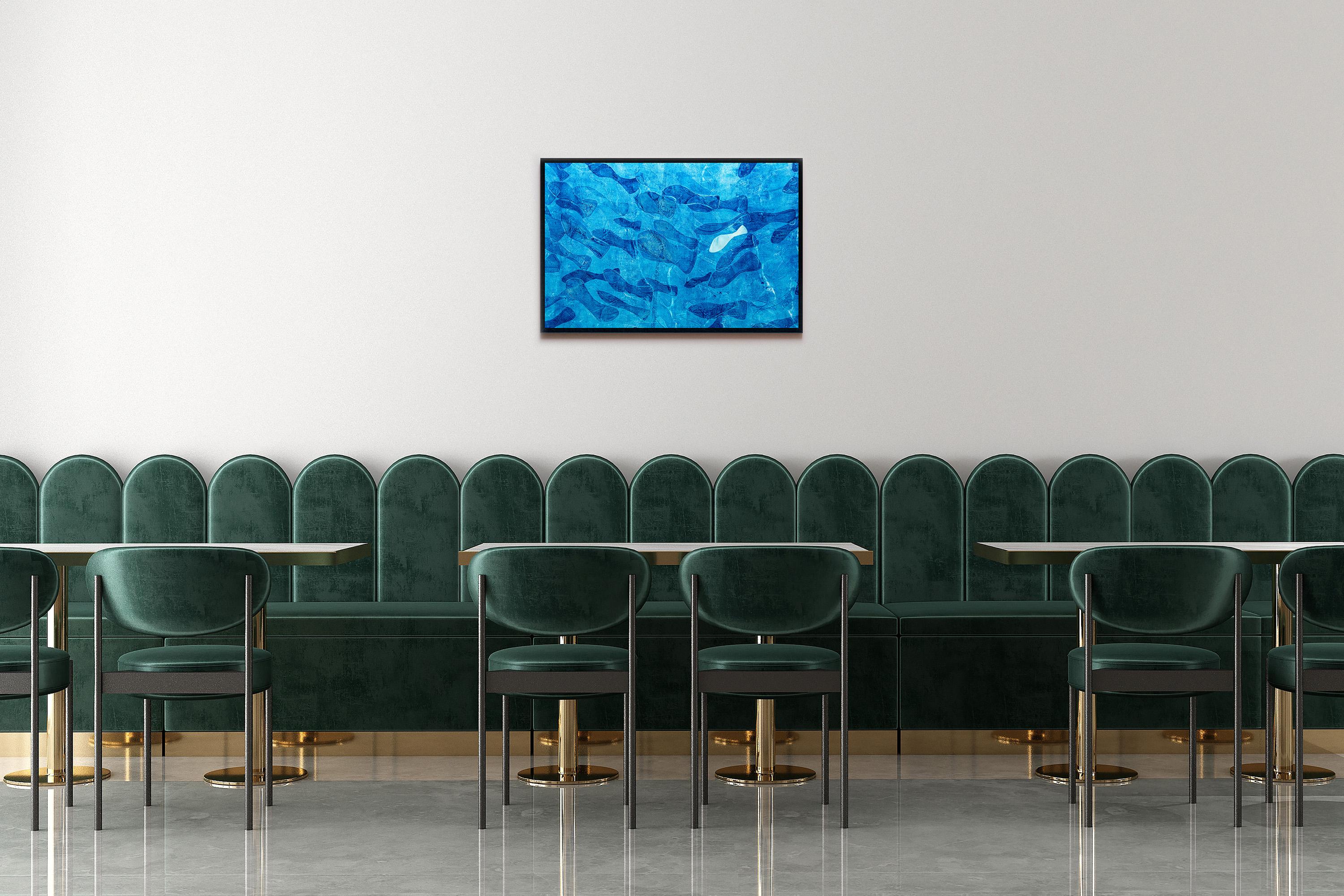Blaue Töne, Abstraktes figuratives Gemälde von  Fischmuster, Meereslandschaft auf Papier  im Angebot 1
