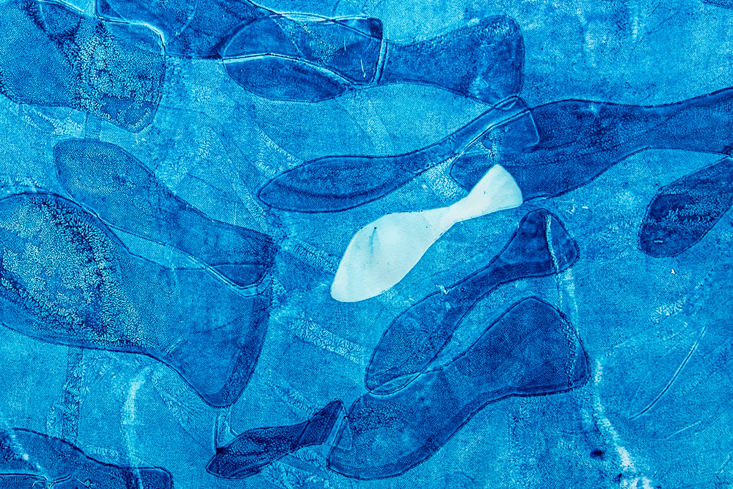 Blaue Töne, Abstraktes figuratives Gemälde von  Fischmuster, Meereslandschaft auf Papier  im Angebot 2