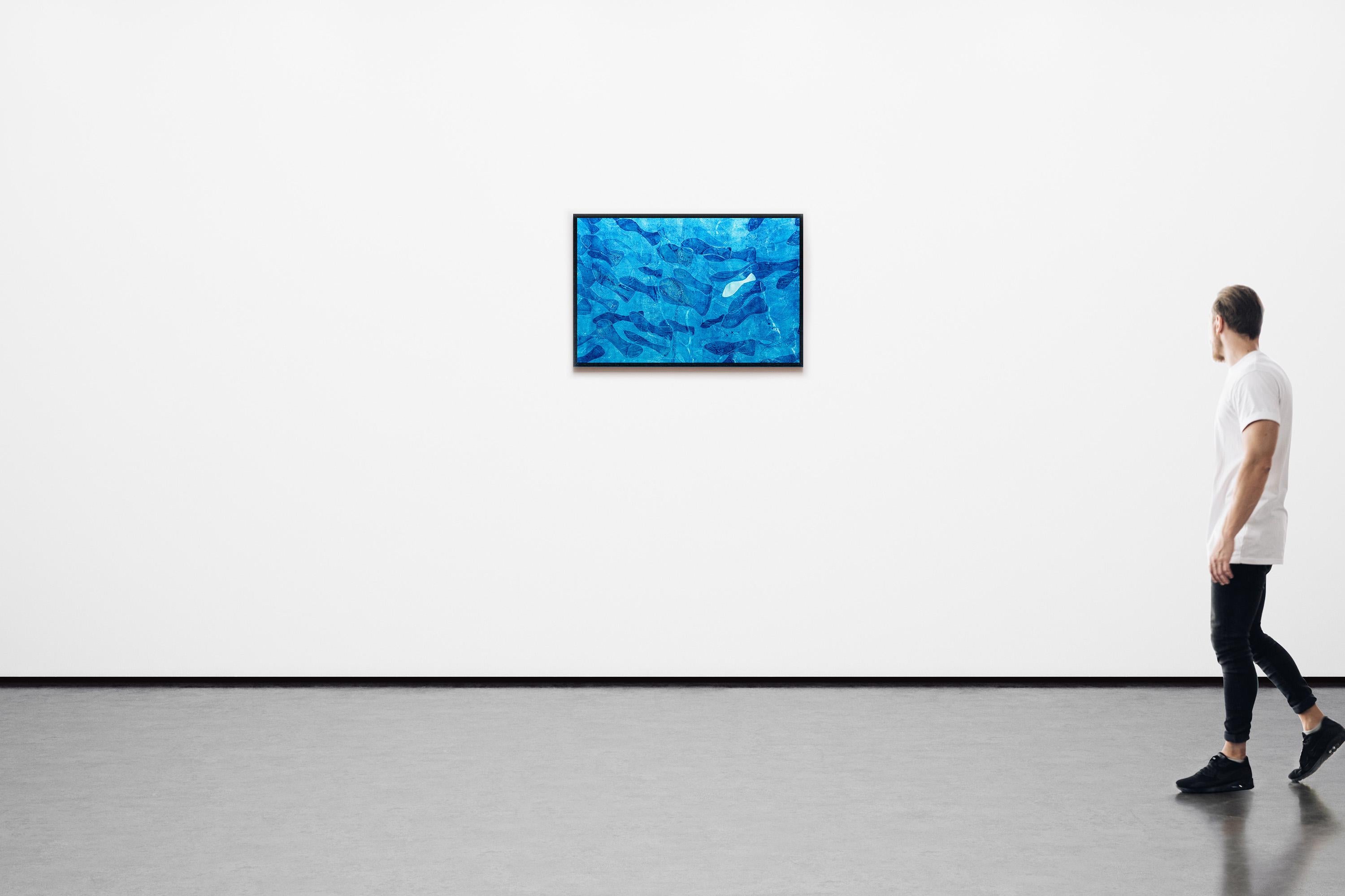 Blaue Töne, Abstraktes figuratives Gemälde von  Fischmuster, Meereslandschaft auf Papier  im Angebot 3