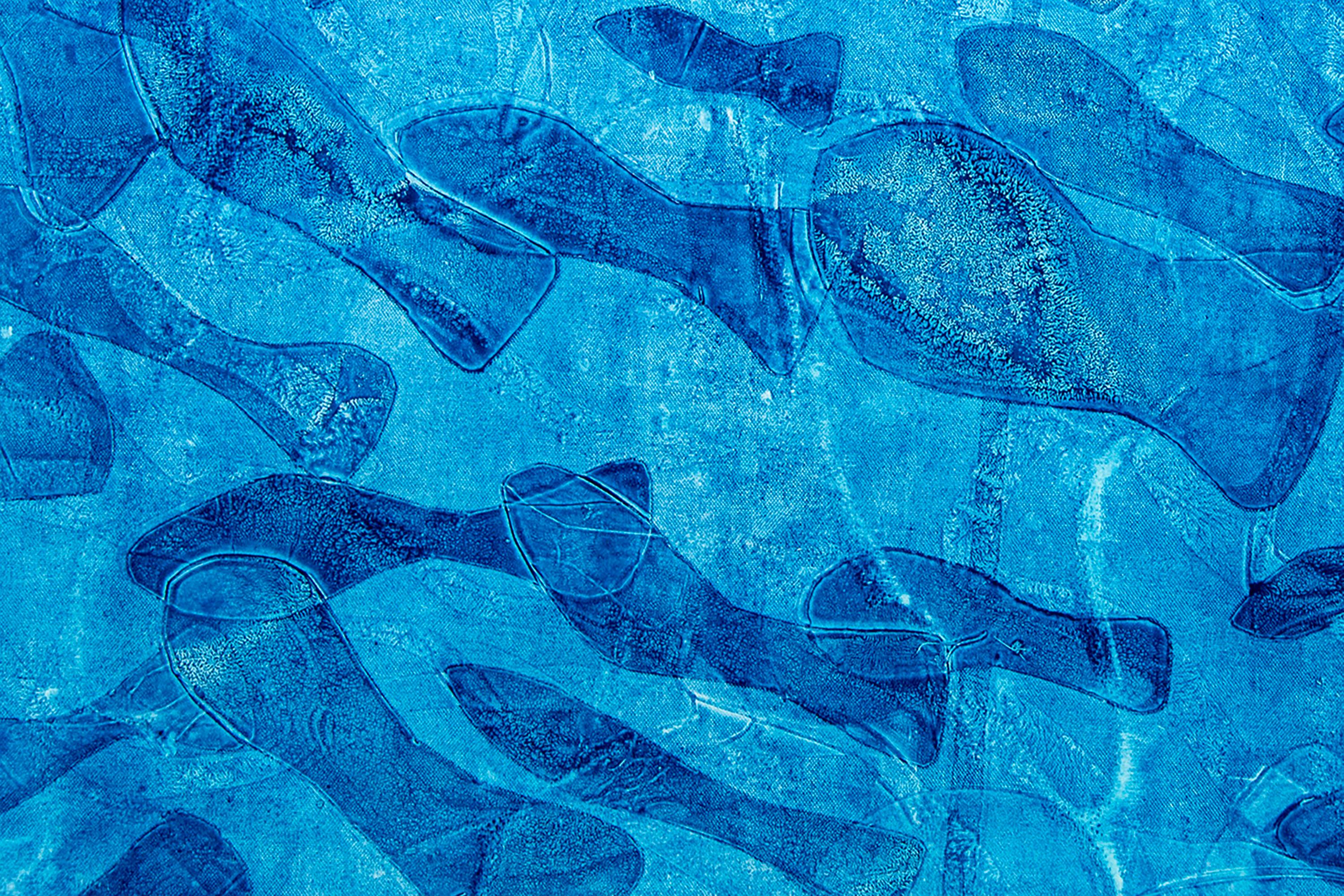 Blaue Töne, Abstraktes figuratives Gemälde von  Fischmuster, Meereslandschaft auf Papier  im Angebot 4