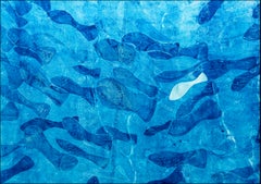 Blaue Töne, Abstraktes figuratives Gemälde von  Fischmuster, Meereslandschaft auf Papier 