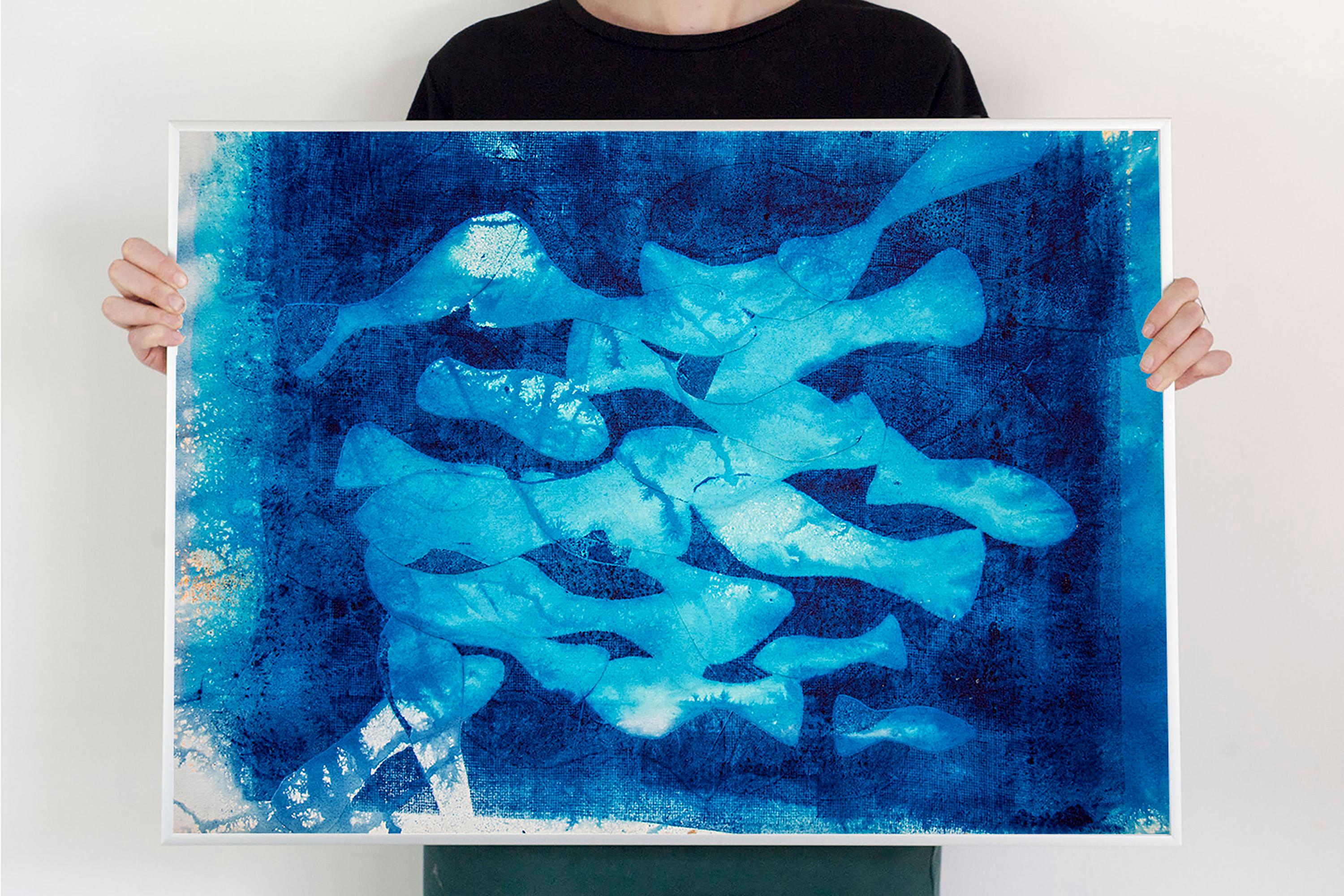Marina Abismal, peinture technique mixte, tons bleus, motifs de poissons méditerranéens - Painting de Enric Servera