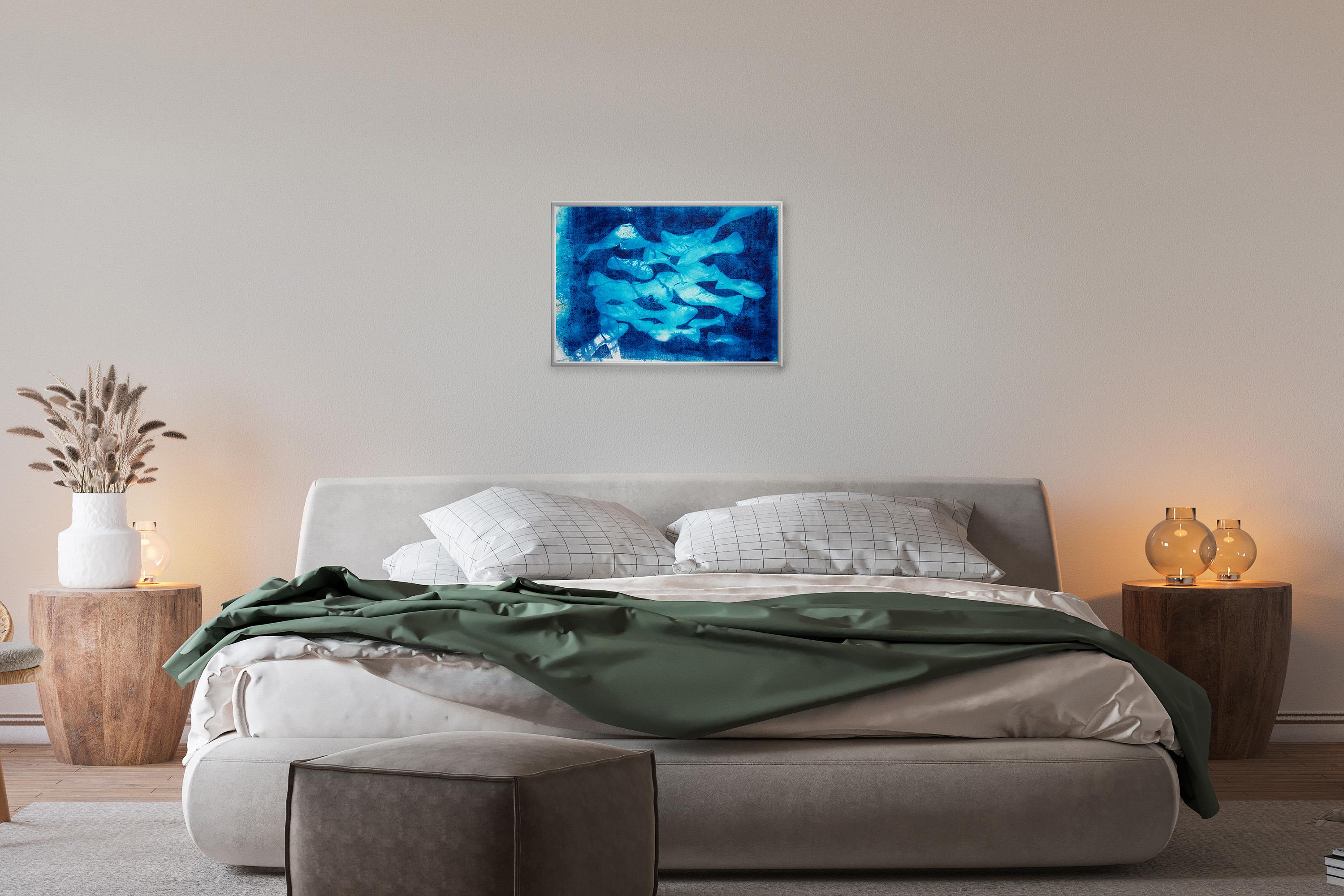 Marina Abismal, peinture technique mixte, tons bleus, motifs de poissons méditerranéens - Abstrait Painting par Enric Servera