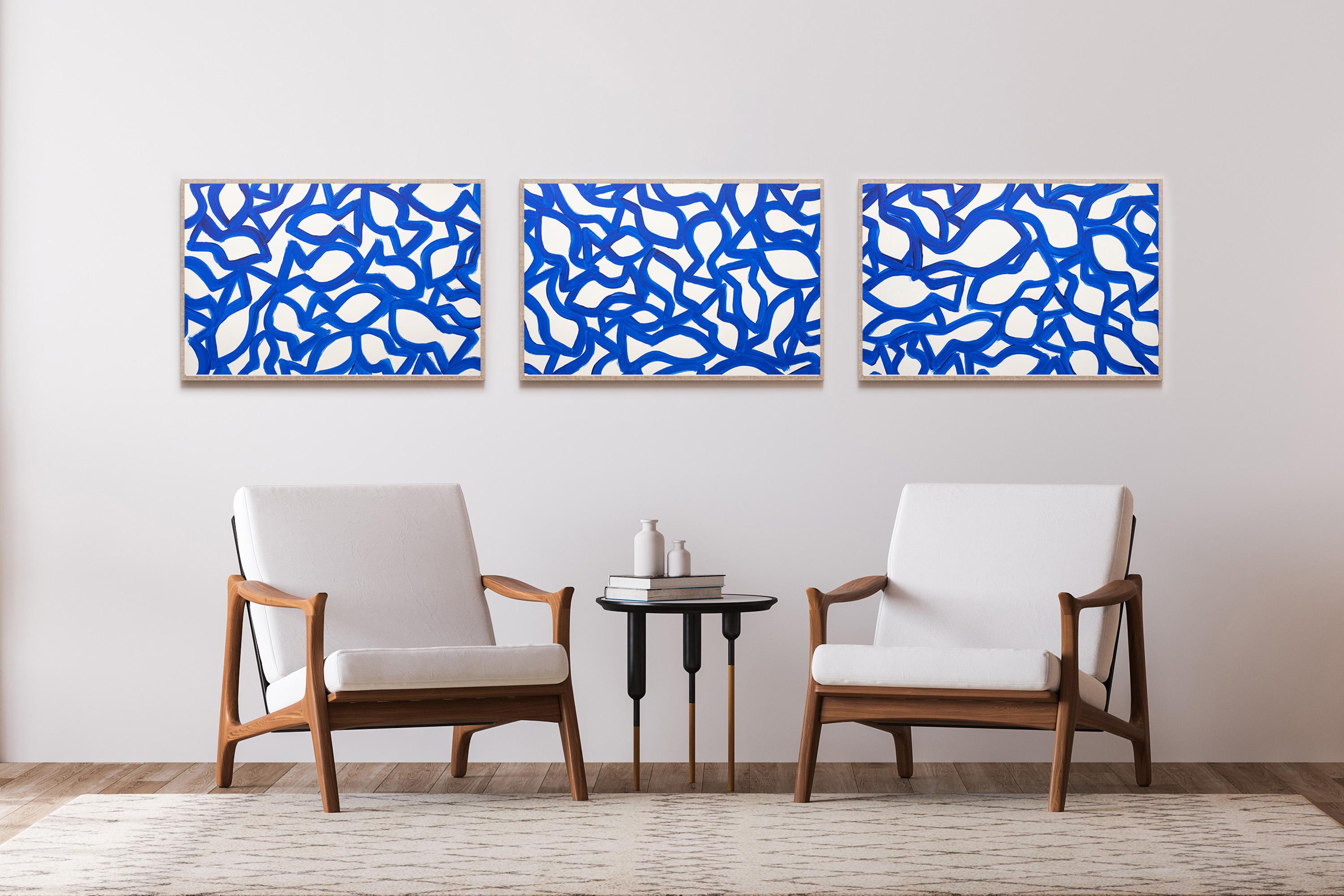Marina Triptychon, Abstrakte Fischformen auf Papier, mediterranes blau-weißes Muster – Painting von Enric Servera