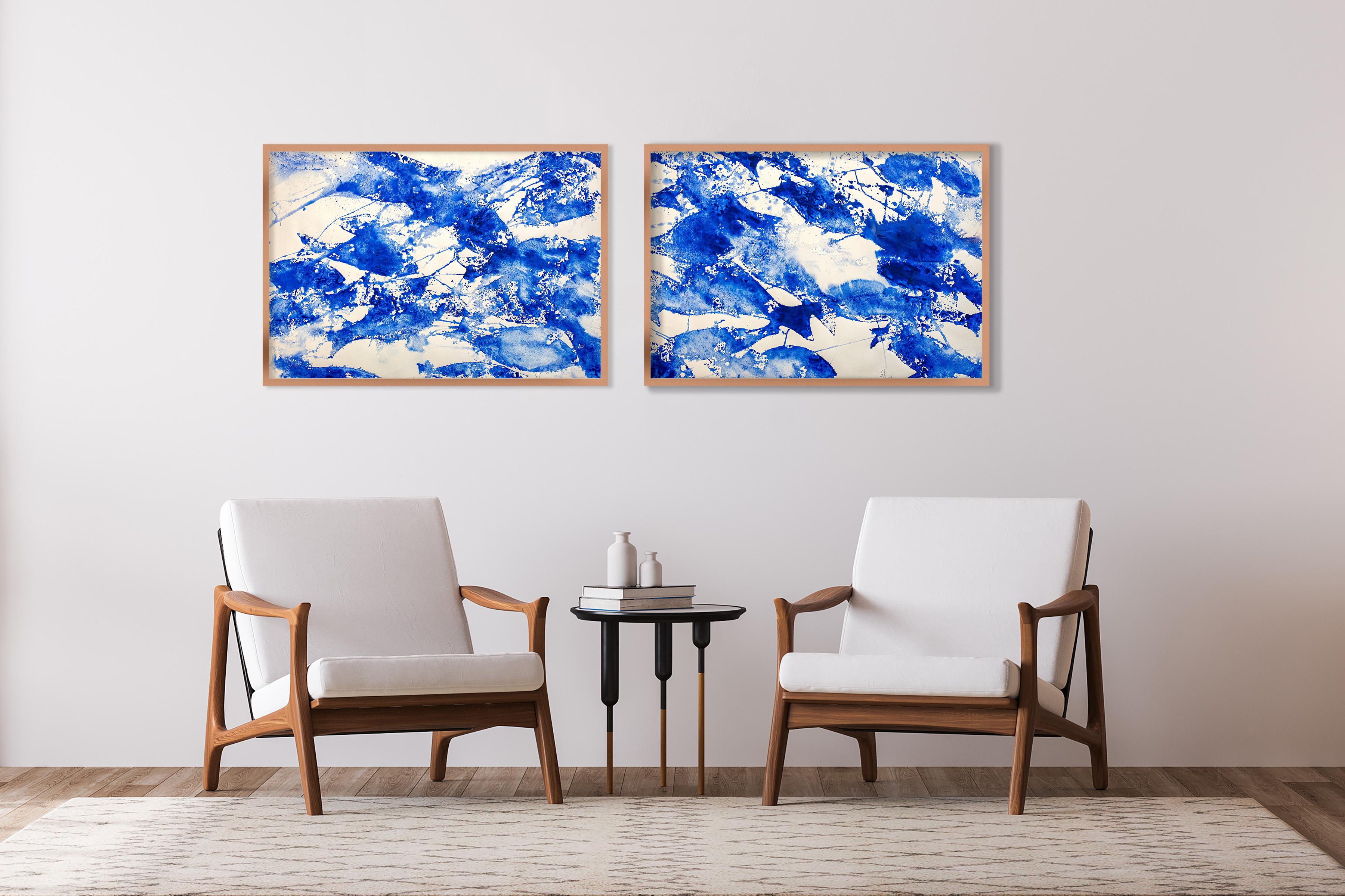 Diptyque Sea of Blues, motifs de poissons bleus et blancs abstraits, style méditerranéen  - Painting de Enric Servera