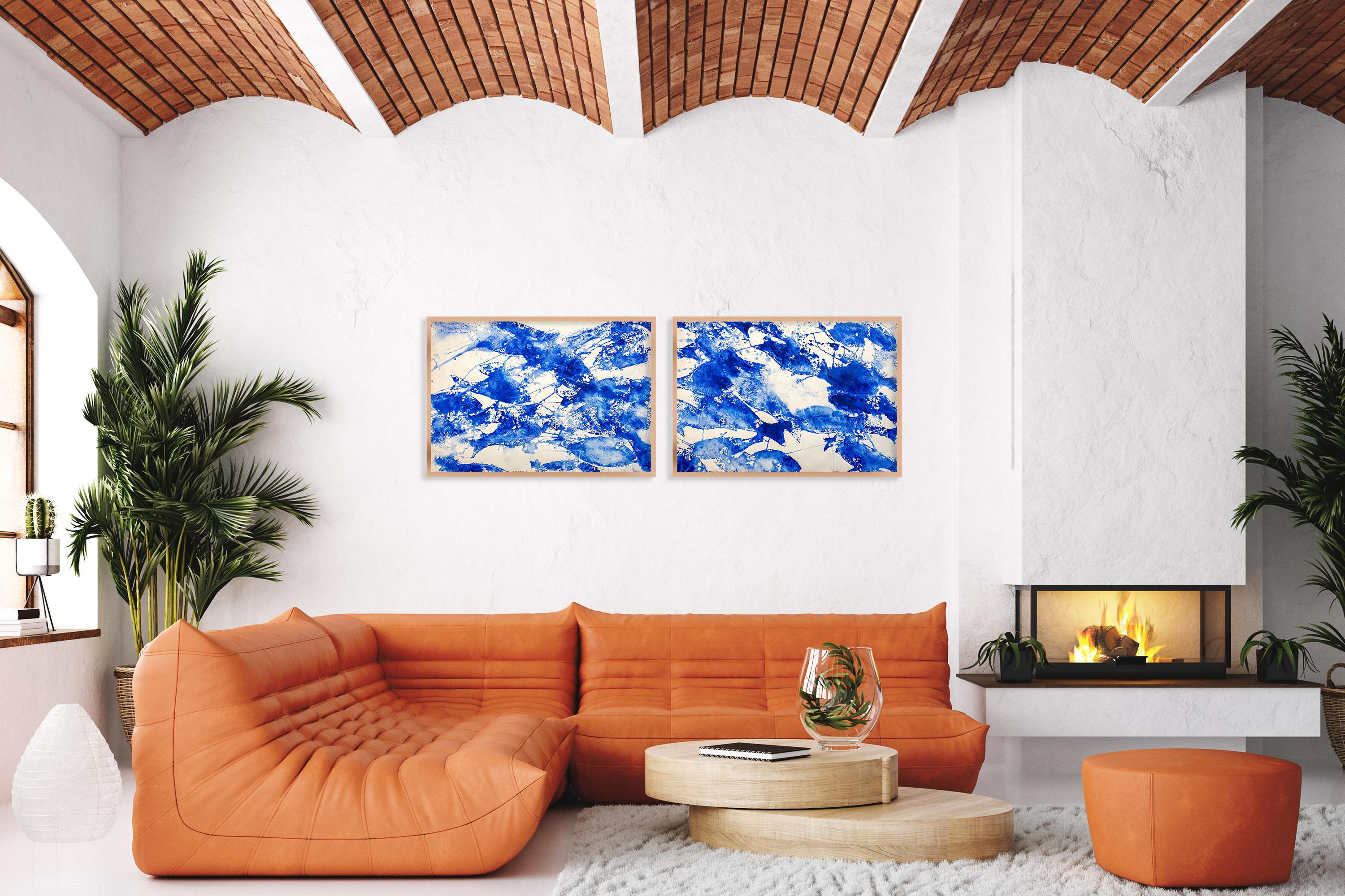 Diptyque Sea of Blues, motifs de poissons bleus et blancs abstraits, style méditerranéen  - Abstrait Painting par Enric Servera