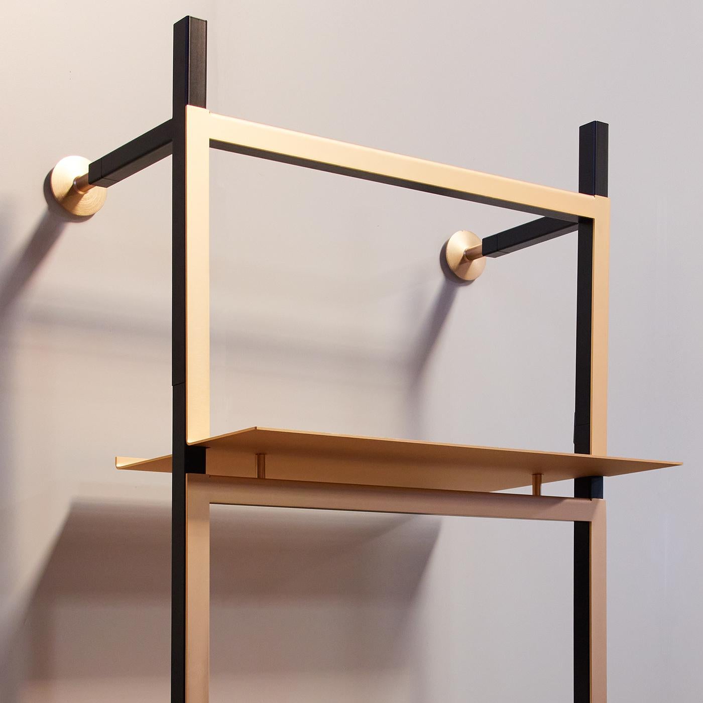 Estos estantes presentan un exclusivo acabado chapado en oro de 24 quilates. Parecen flotar mágicamente en el aire, reflejando suavemente la luz de una forma que sólo es posible con el oro auténtico. Este destacado mueble se diseñó para añadir un