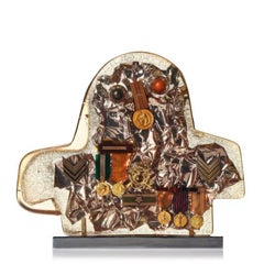 Enrico Baj – General – Harzskulptur mit Einschlüssen, 1967