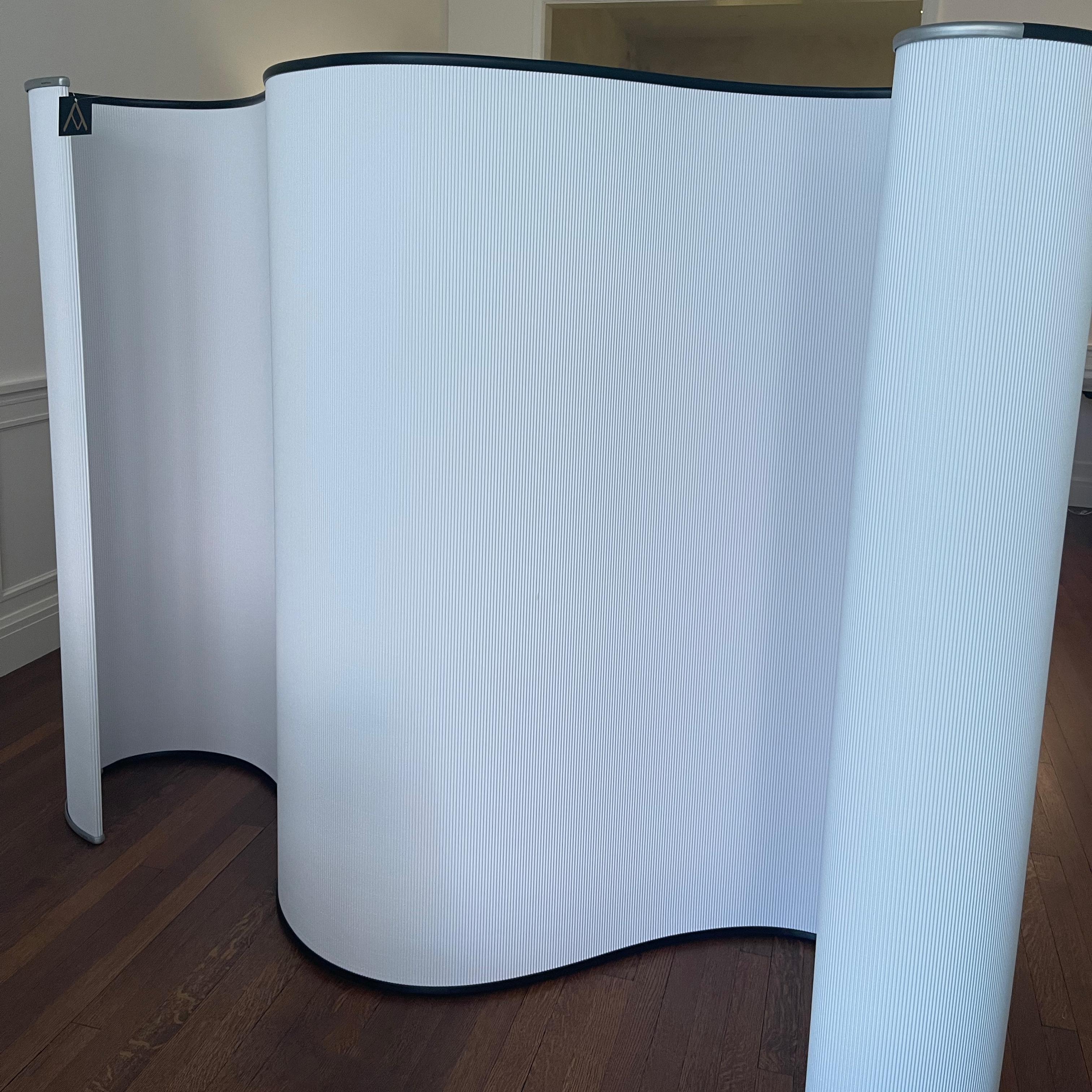 Free-standing screen made of corrugated paper-board extracted from pure cellulose. Upper and lower edges in techno-polymer in matte black. Terminal stiffening components in brushed die-cast aluminum. Never used.