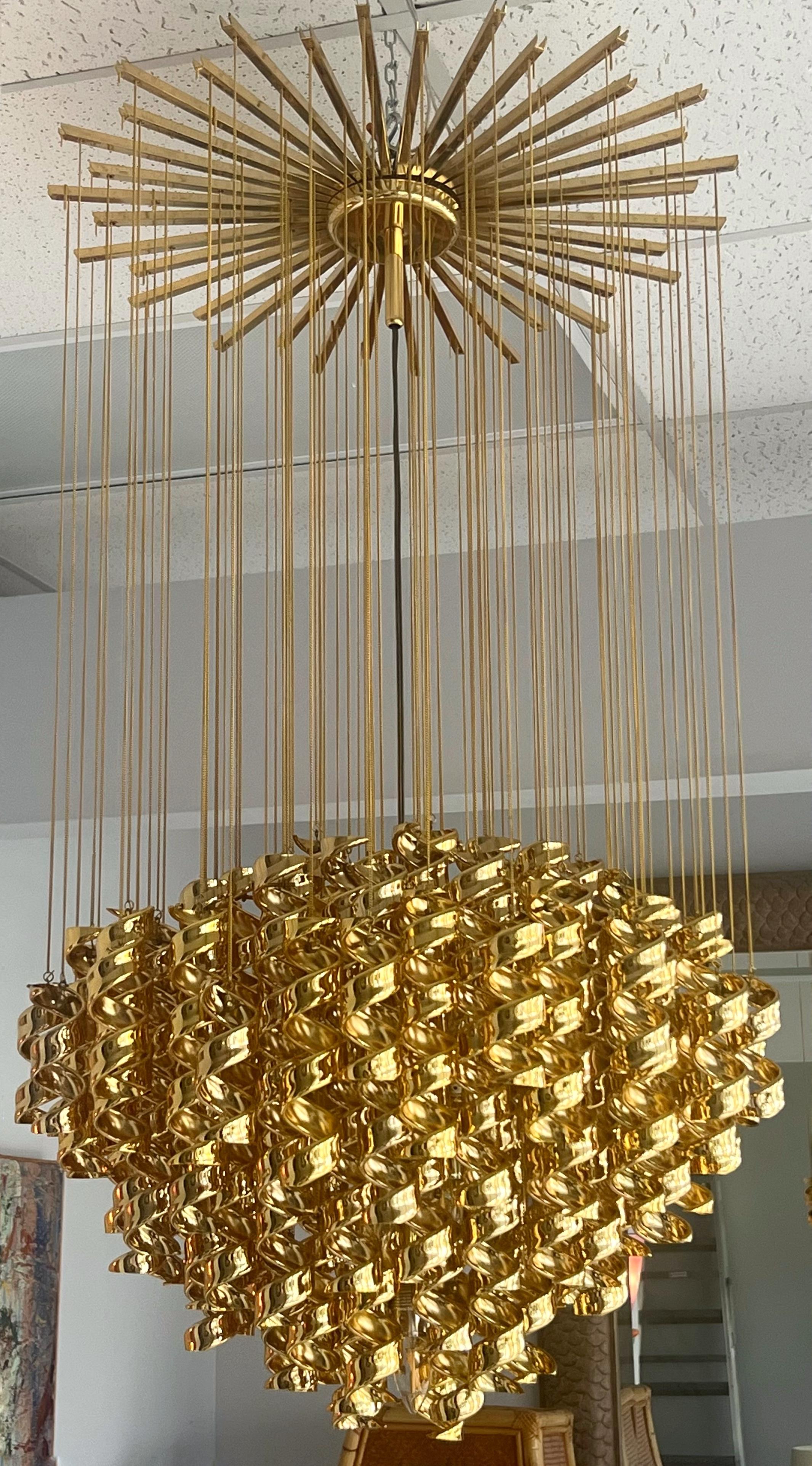 Un grande lampadario di Enrico Boillat per Quattro Zero.