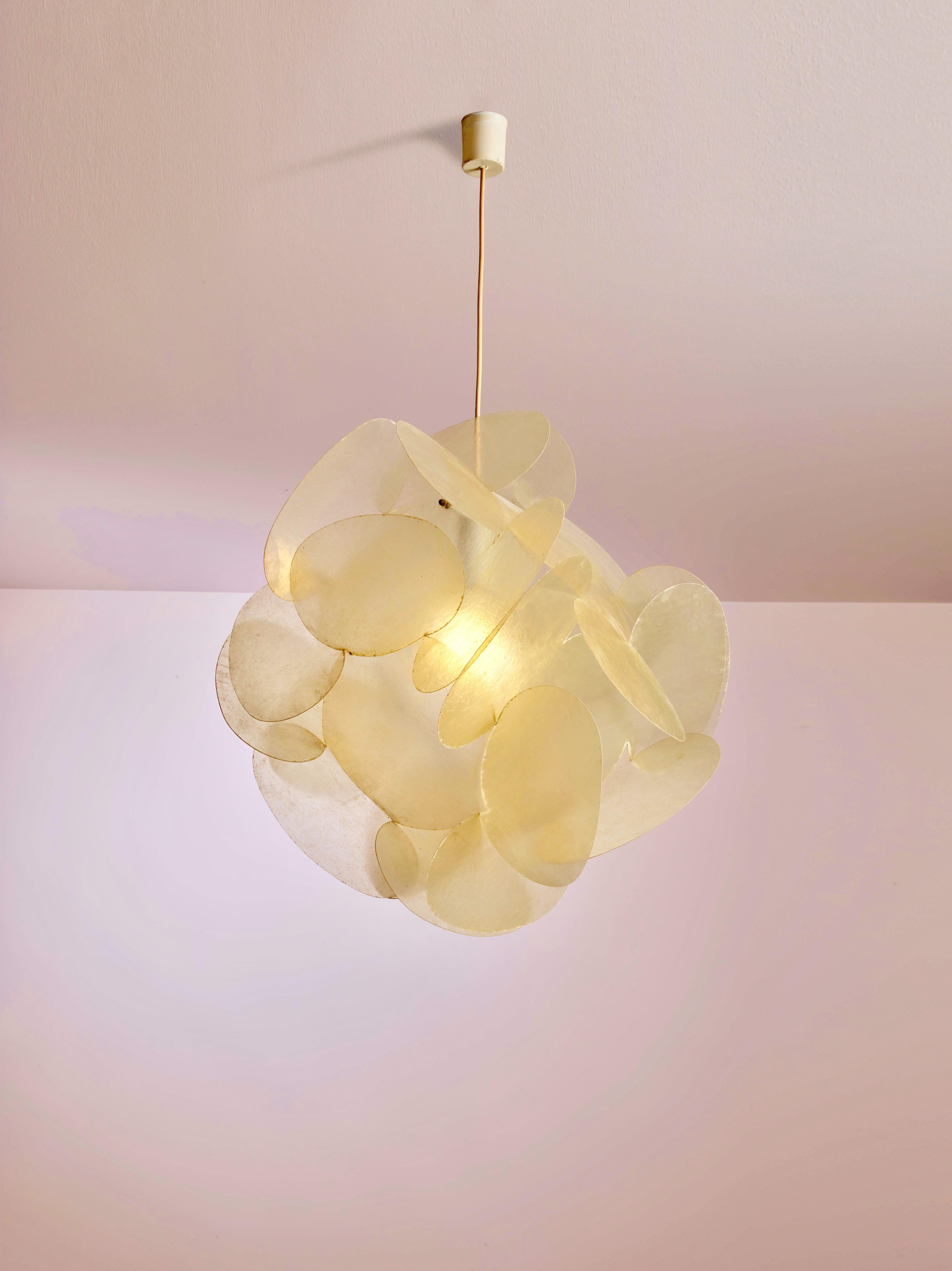 Enrico Botta Lamp, Fiberglass Elements, Suspension Plane, Sundown Edition, 1968

This suspension lamp, designed by Enrico Botta in 1968, features fiberglass elements of various sizes. These elements, twisted and juxtaposed with a naïve spirit,