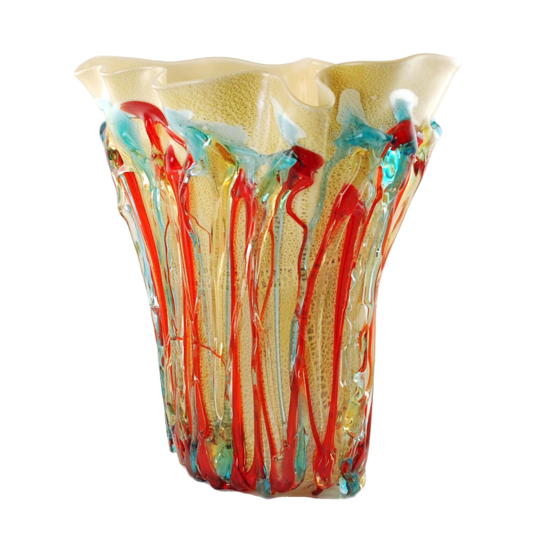 Ce vase de 16,5 pouces de haut en verre d'art de Murano soufflé à la main a été fabriqué par le maître verrier italien Enrico Cammozzo (né en 1965). Le corps du vase a été fini à la feuille d'or et présente d'épais cordons de verre rouge, bleu et