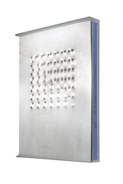 Enrico Castellani - boîte en plexiglas contenant une plaque d'acier inoxydable surélevée