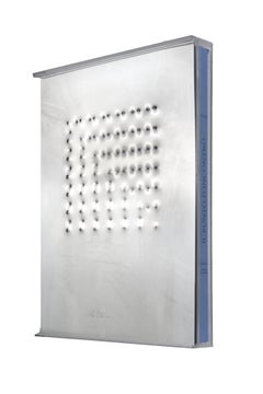 Enrico Castellani - boîte en plexiglas contenant une plaque d'acier inoxydable surélevée