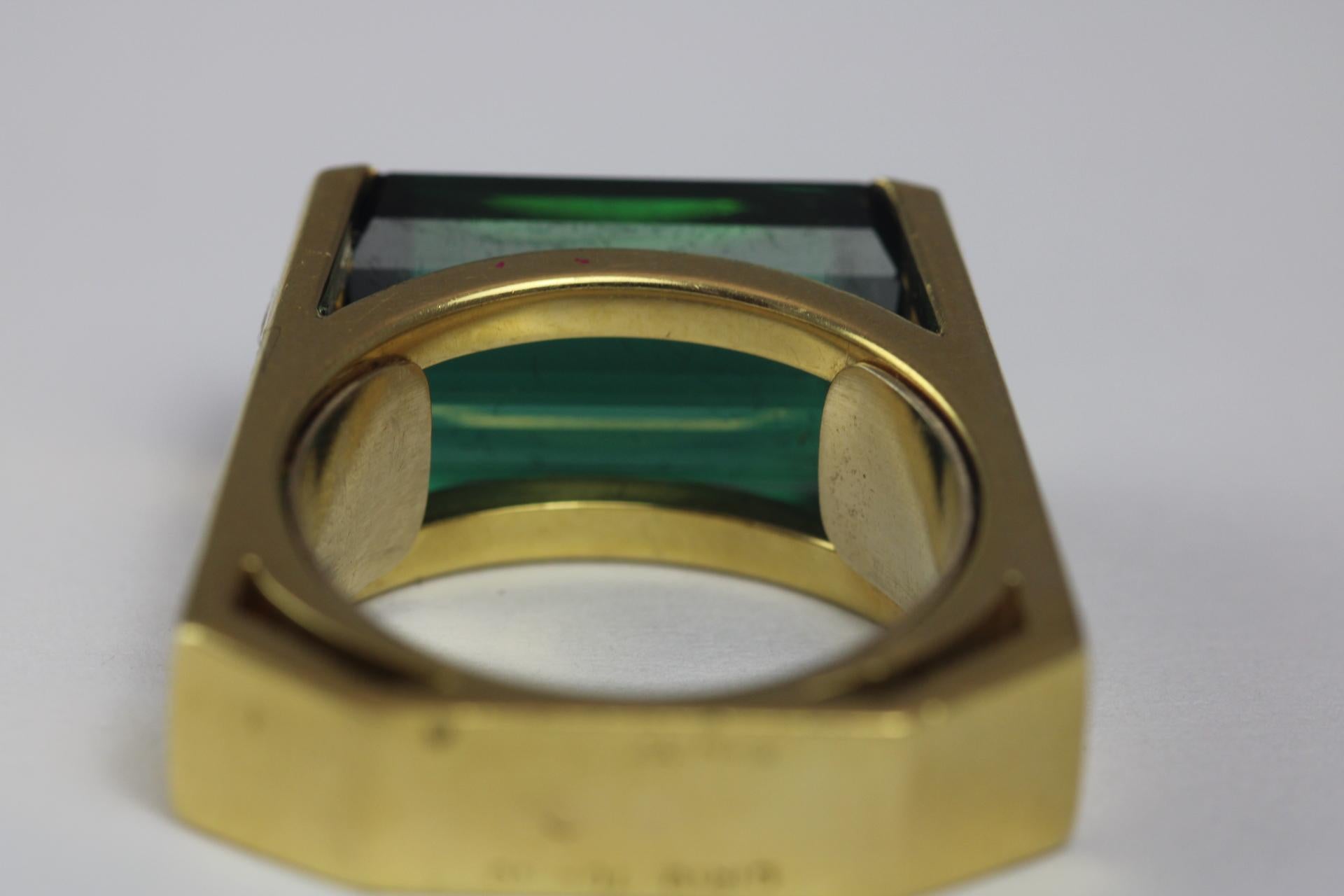 Taglio smeraldo Enrico Cirio Anello da cocktail con tormalina verde e diamanti d'epoca in vendita