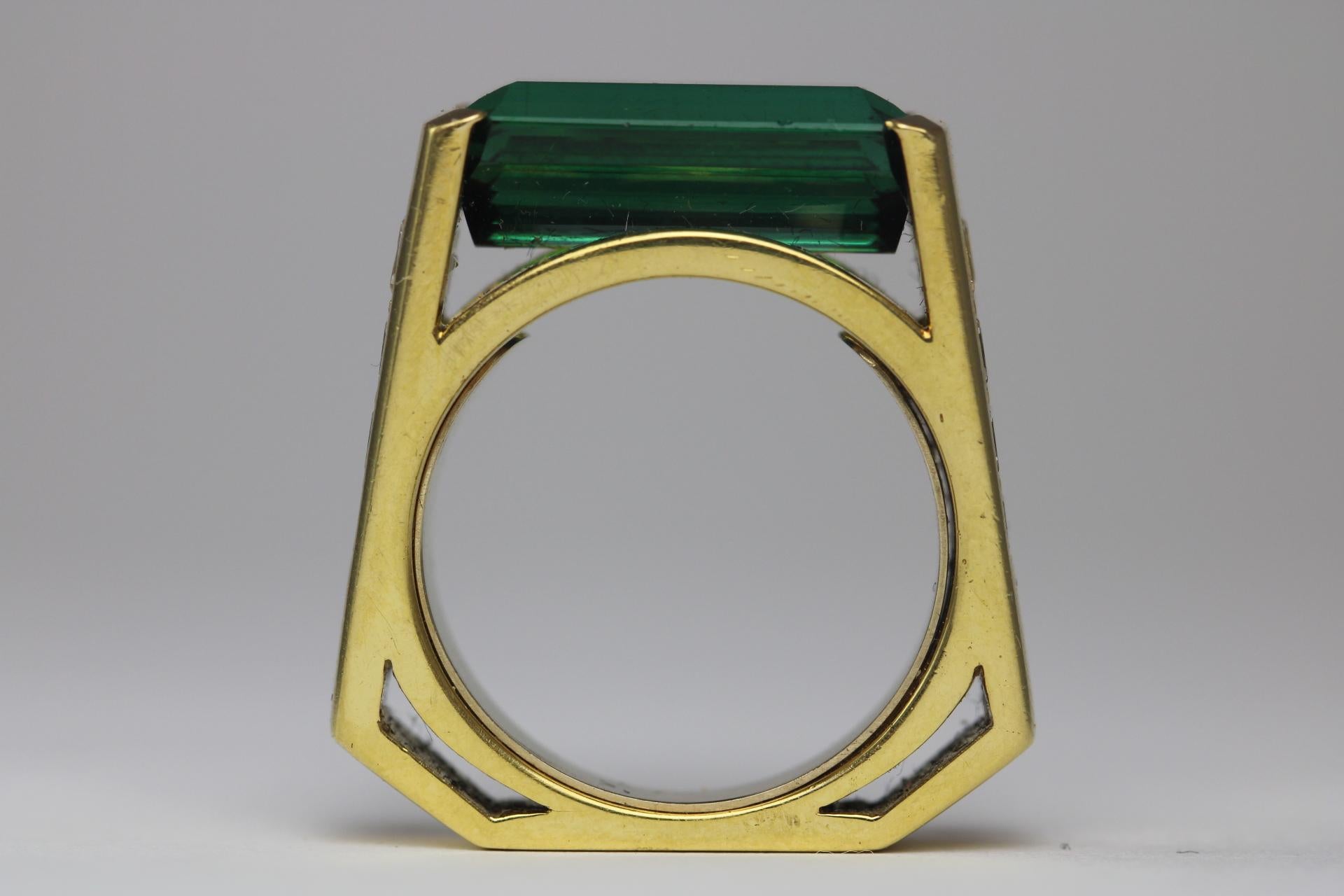 Donna Enrico Cirio Anello da cocktail con tormalina verde e diamanti d'epoca in vendita