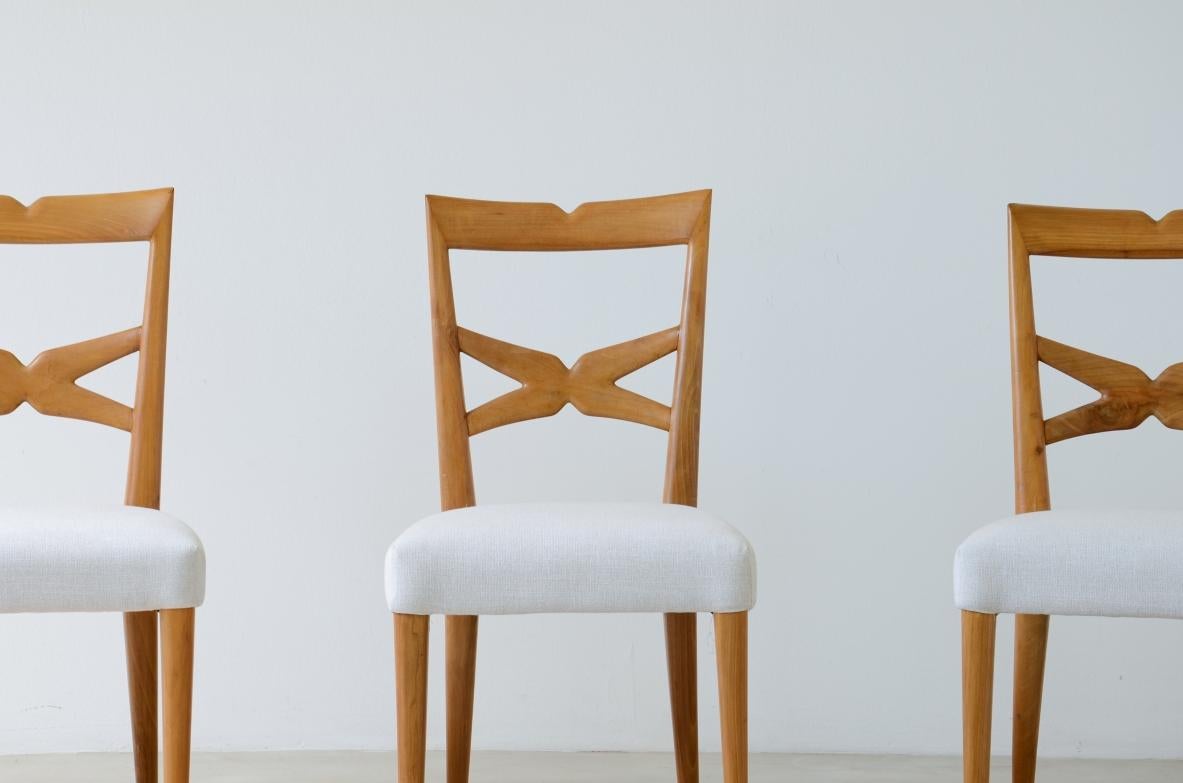 COD-Z86
Enrico Ciuti (1910-1991) 

Ensemble de 6 élégantes chaises en noyer blond avec dossier ouvert et assise rembourrée.

Fabriqué à Milan dans les années 1940.