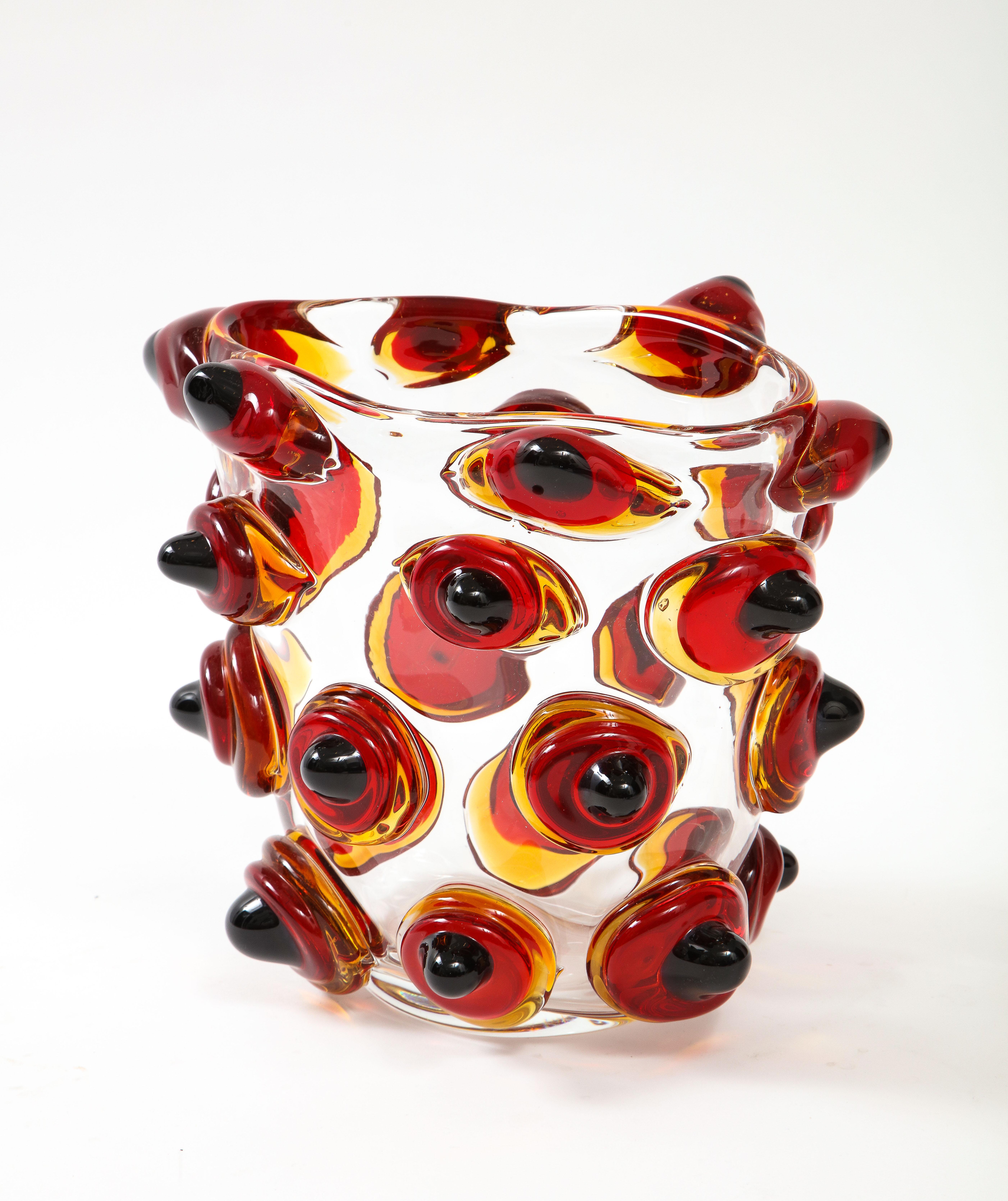 Vaso massiccio in vetro artistico di Murano con un corpo denso e trasparente ed elementi decorativi dimensionali circolari applicati. Firmato.