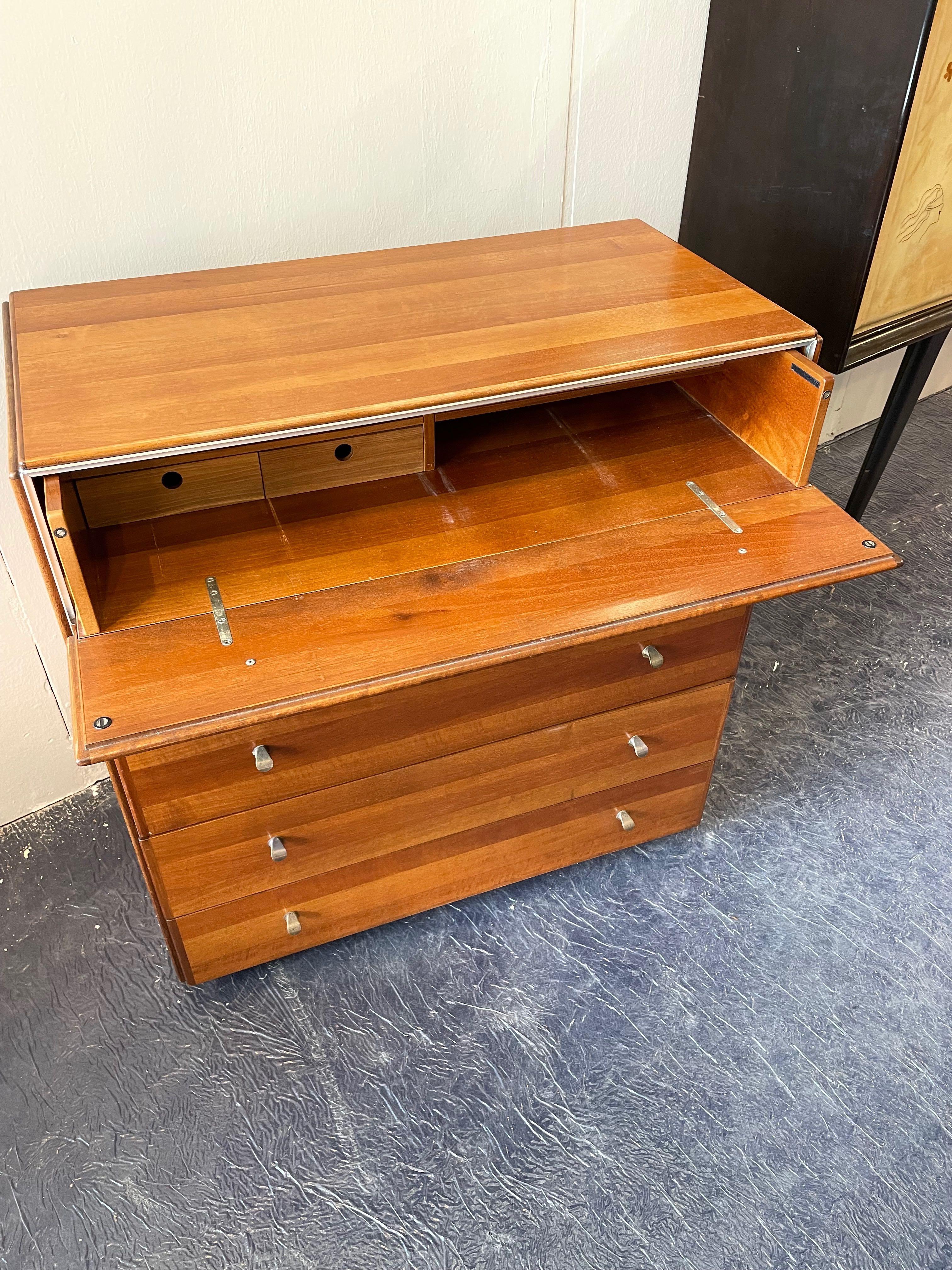 Commodo italiano di metà secolo disegnato da Enrico Conte Scarpa.
Il cassetto scorrevole superiore rivela piccoli cassetti e scomparti interni della scrivania.
Cinque cassetti.
Sottile dettaglio decorativo in nichel.
Ferramenta originale in