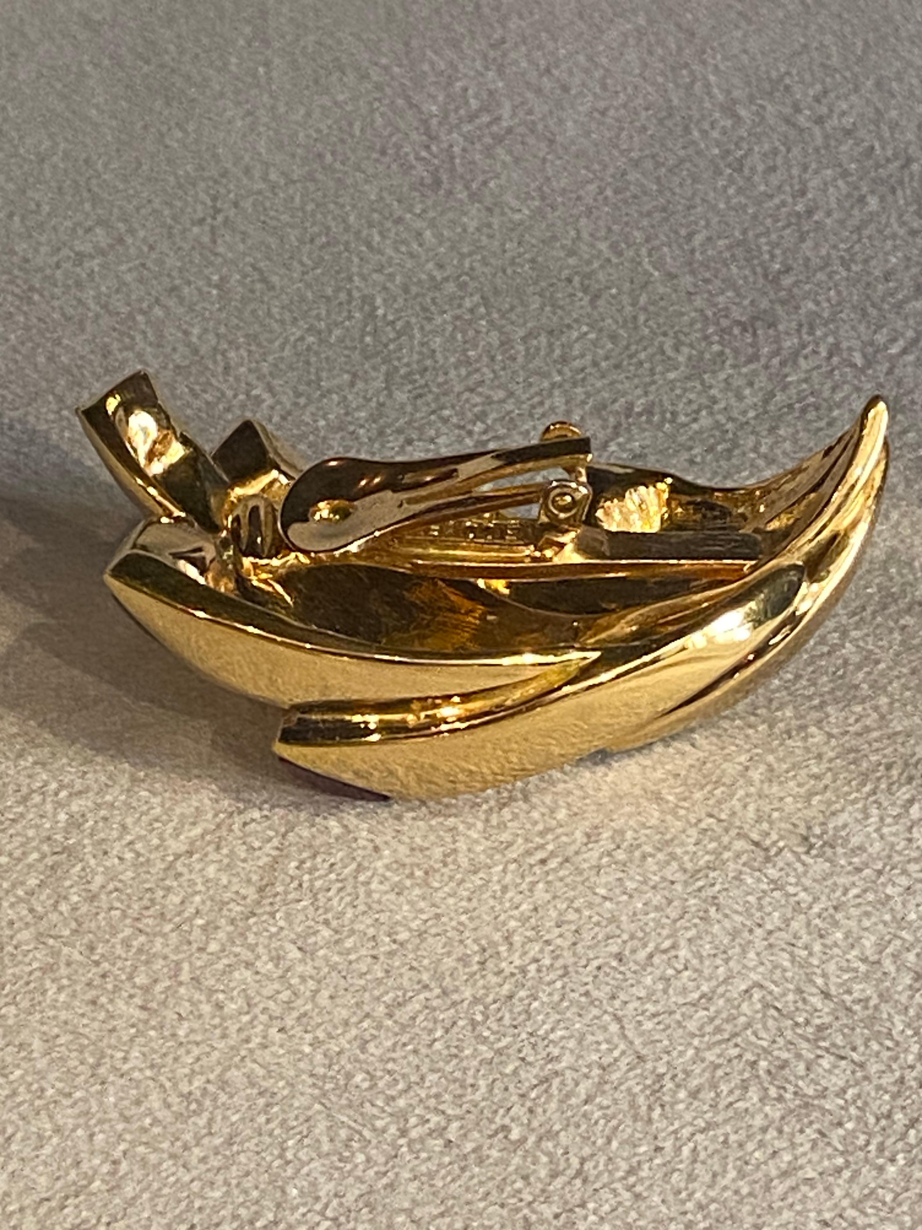 Orecchini scultura Enrico Coveri anni '80 in oro, rosso e verde con strass in vendita 10