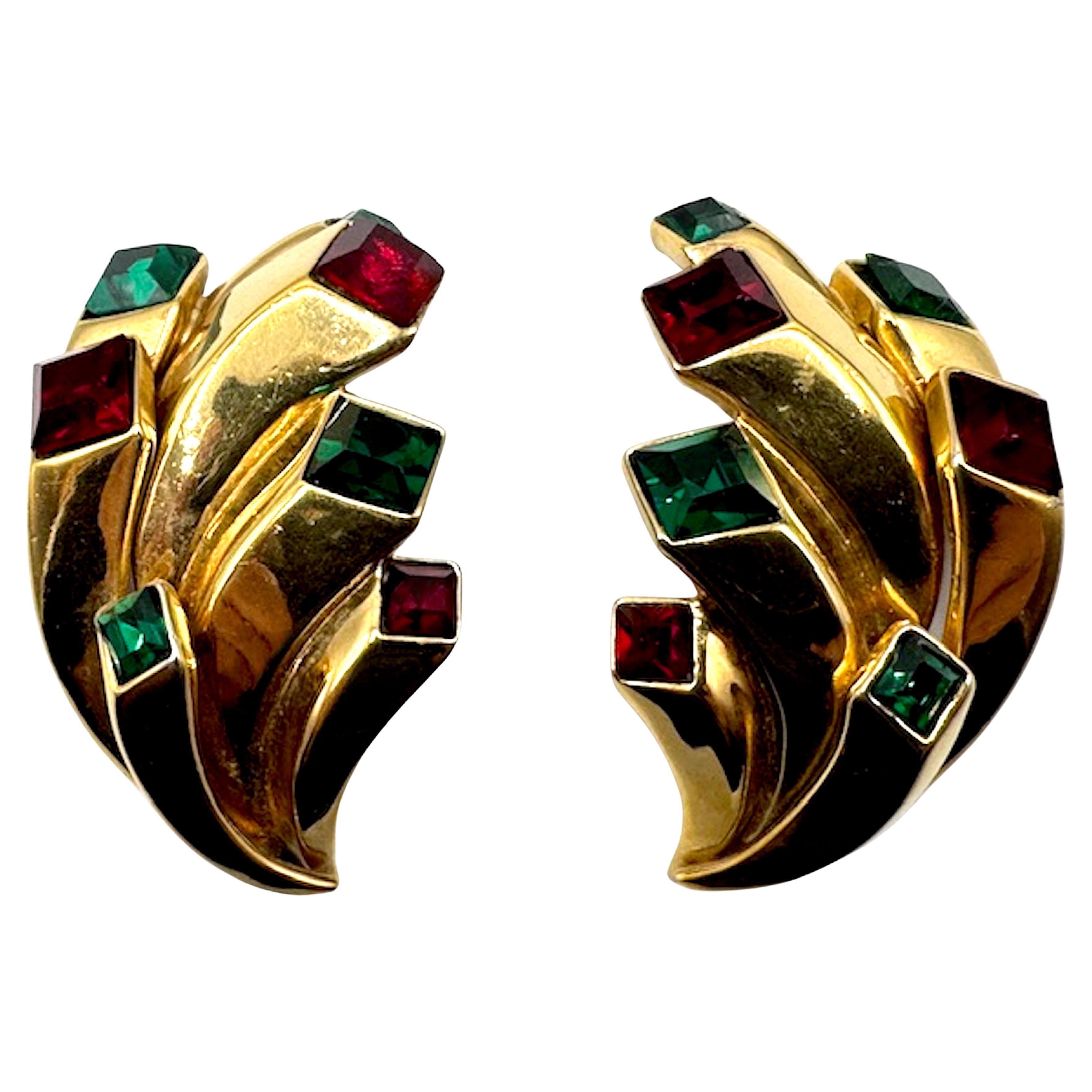 Aggiungi un tocco di glamour vintage alla tua collezione con questi splendidi orecchini a clip Enrico Coveri degli anni '80. Sapientemente realizzati con una lussuosa tonalità oro, questi orecchini presentano un sorprendente design scultoreo