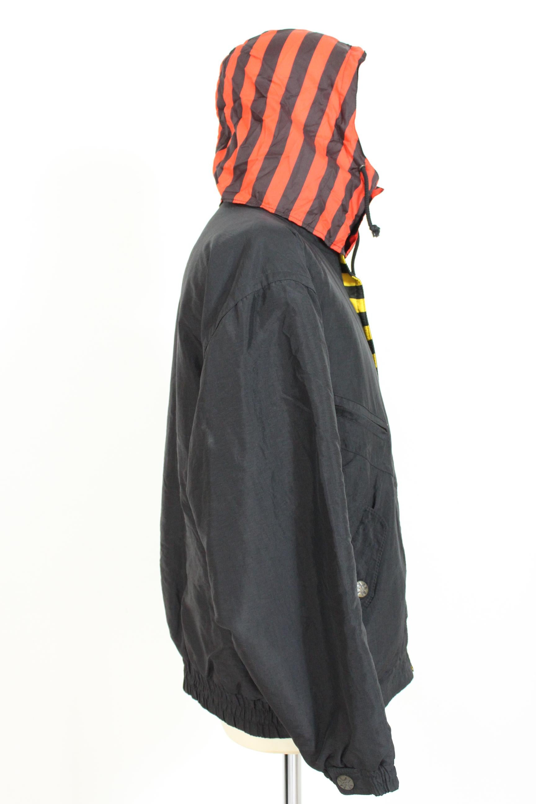 Enrico Coveri vintage 80s jacket. Sport down jacket wide model type bomber, color black and red. Zip and clip button closure, pockets on the sides and chest. Detachable hood. Made in Italy. Excellent vintage conditions.


Size: 46 It 36 Us 36