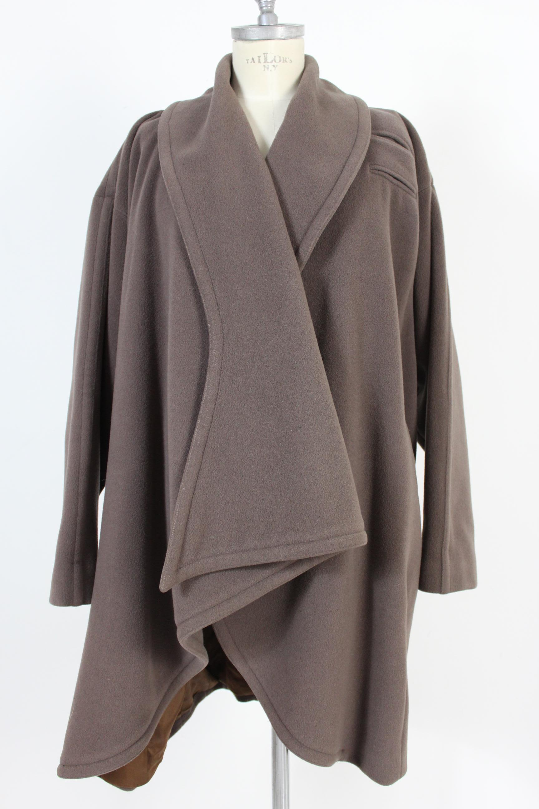 Enrico Coveri vintage women's coat from the 80s . Long model hood oversize, neck shawl. Internal closure with two adjustable laces. 100% wool, color brown. Inside the lining has some imperfections, overall the conditions are excellent. Made in