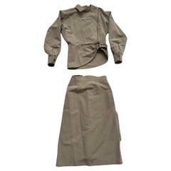 Conjunto de chaqueta y falda asimétrica con cremallera de lino y seda Enrico Coveri Paris