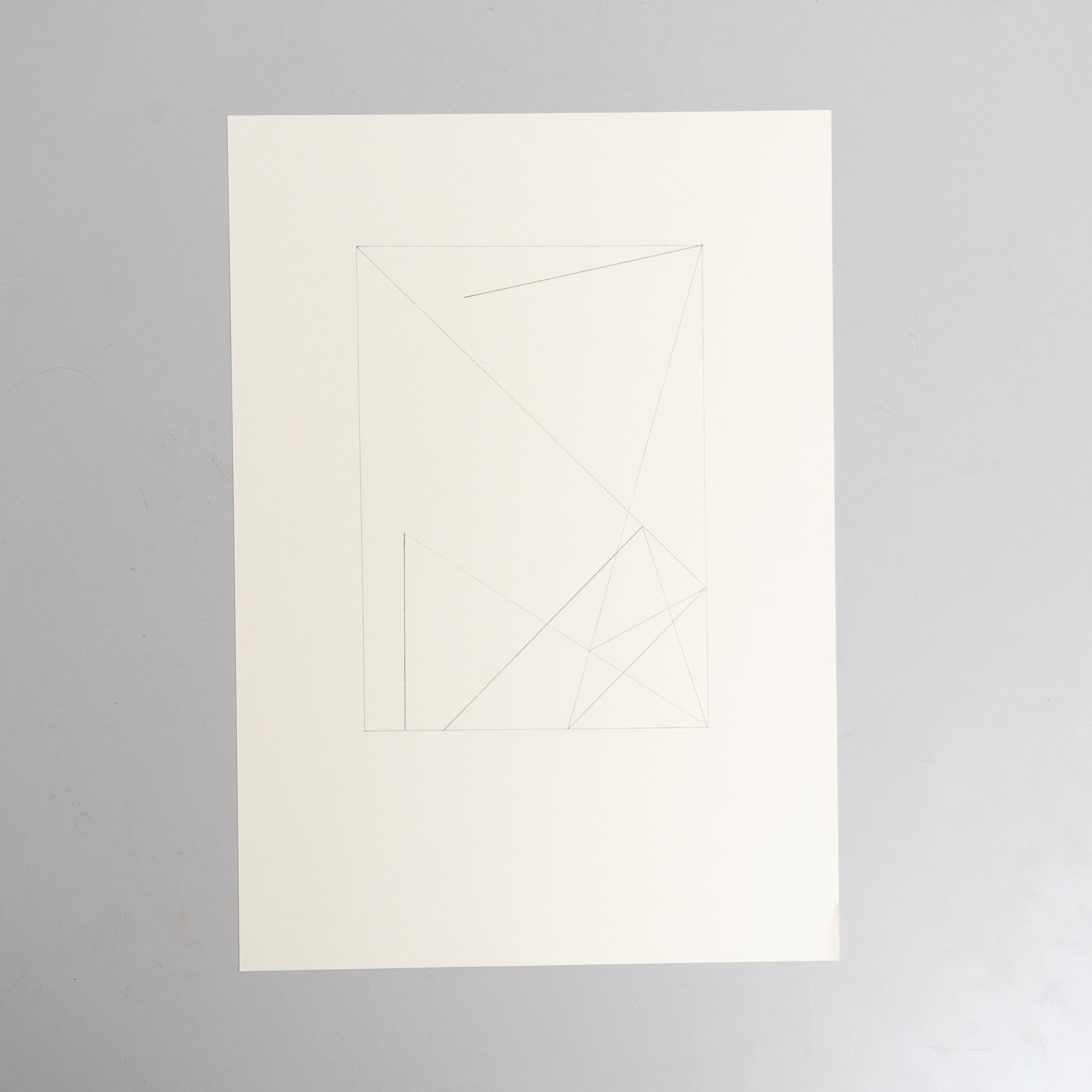 Entdecken Sie die fesselnde Einfachheit dieser abstrakten geometrischen Zeichnung auf Papier von Enrico Della Torre. Die mit Bleistift gezeichnete, minimalistische Komposition zeigt ein delikates Zusammenspiel von Formen und Linien, das Della Torres