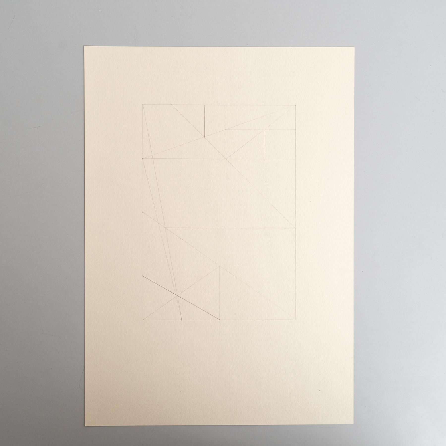 Entdecken Sie die fesselnde Einfachheit dieser abstrakten geometrischen Zeichnung auf Papier von Enrico Della Torre. Die mit Bleistift gezeichnete, minimalistische Komposition zeigt ein delikates Zusammenspiel von Formen und Linien, das Della Torres