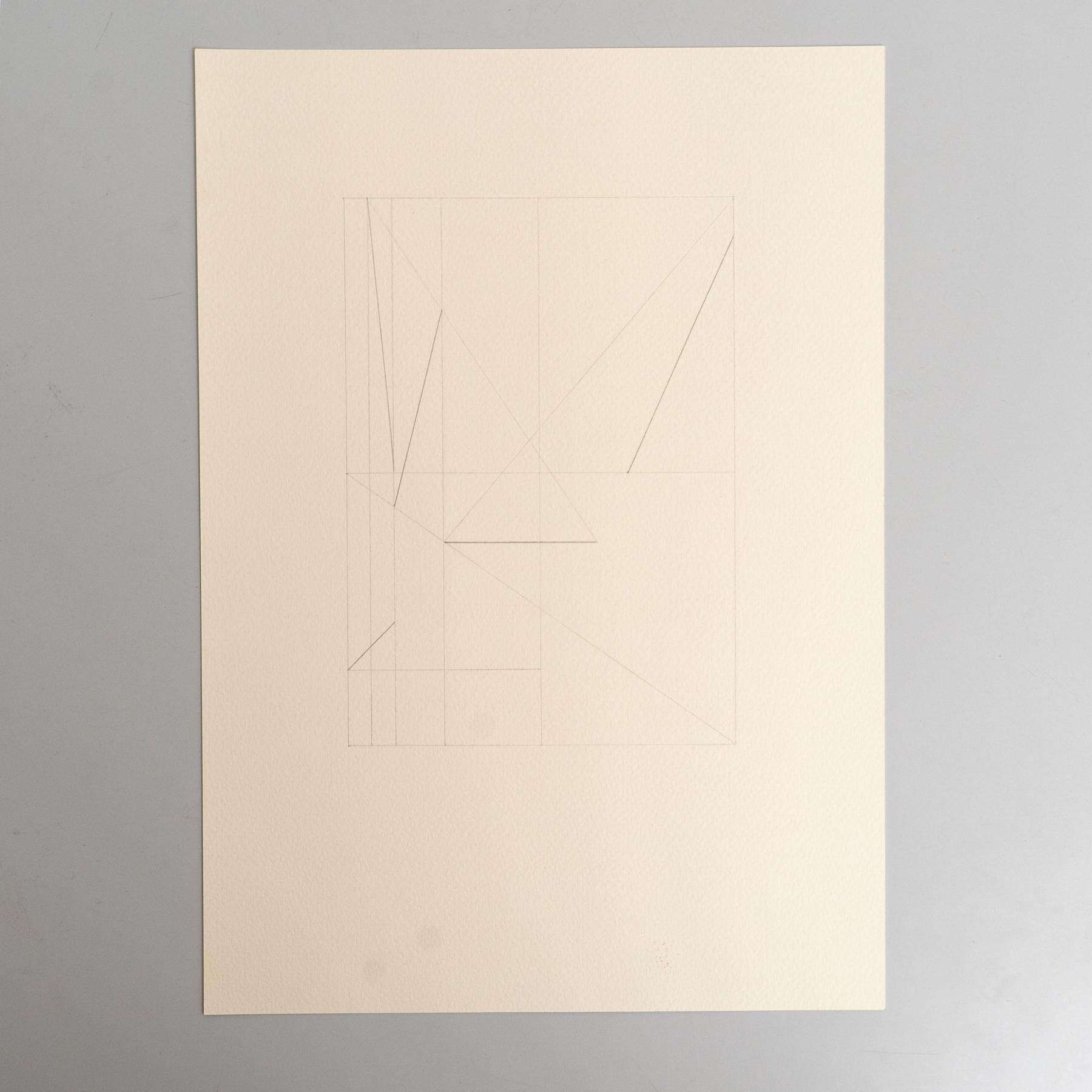 Entdecken Sie die fesselnde Einfachheit dieser abstrakten geometrischen Zeichnung auf Papier von Enrico Della Torre. Die mit Bleistift gezeichnete, minimalistische Komposition zeigt ein delikates Zusammenspiel von Formen und Linien, das Della Torres